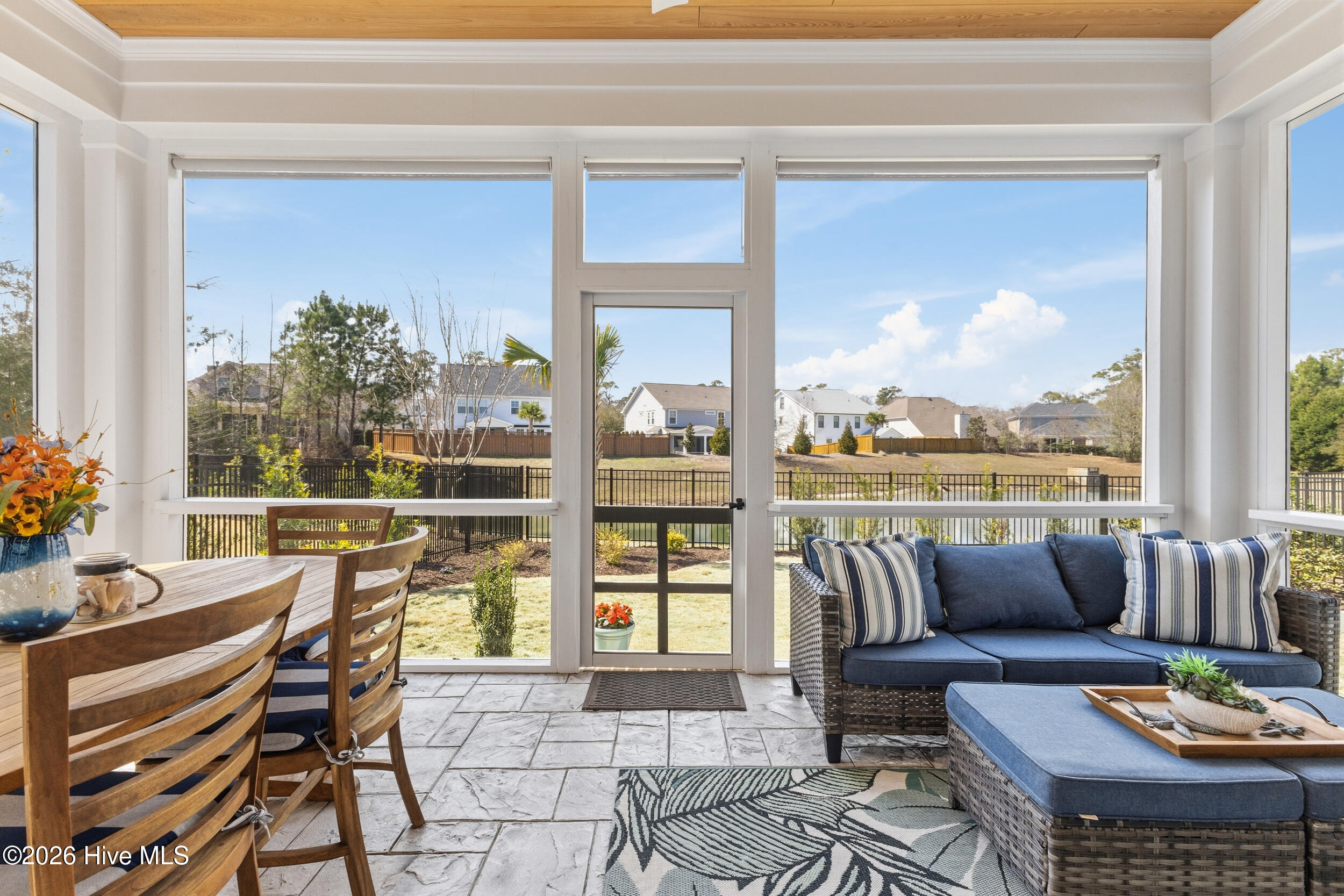 100558657 | Photo 54