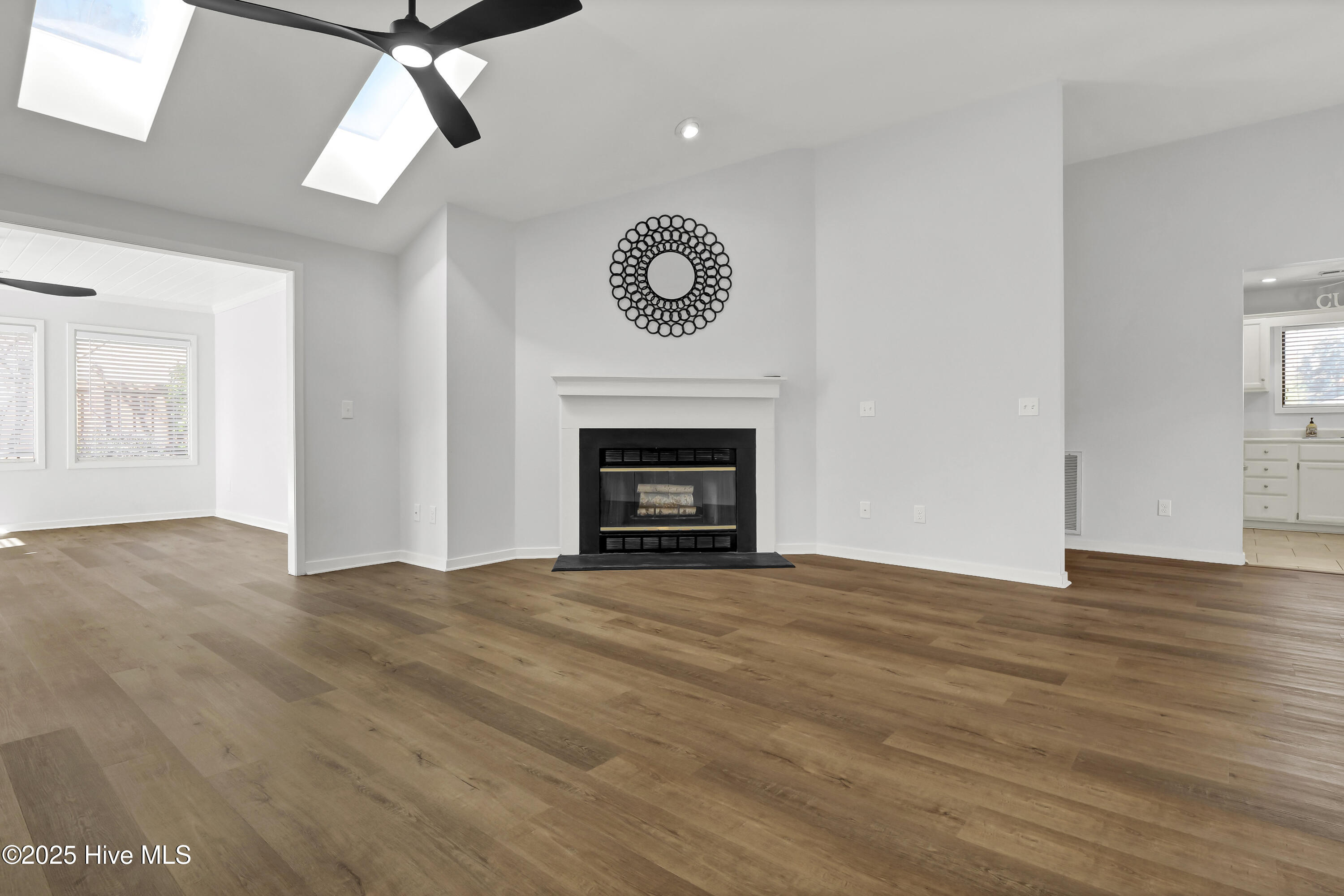 100545648 | Photo 10