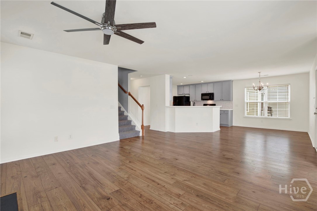 Open Floor Plan Livingroom/Kitchen