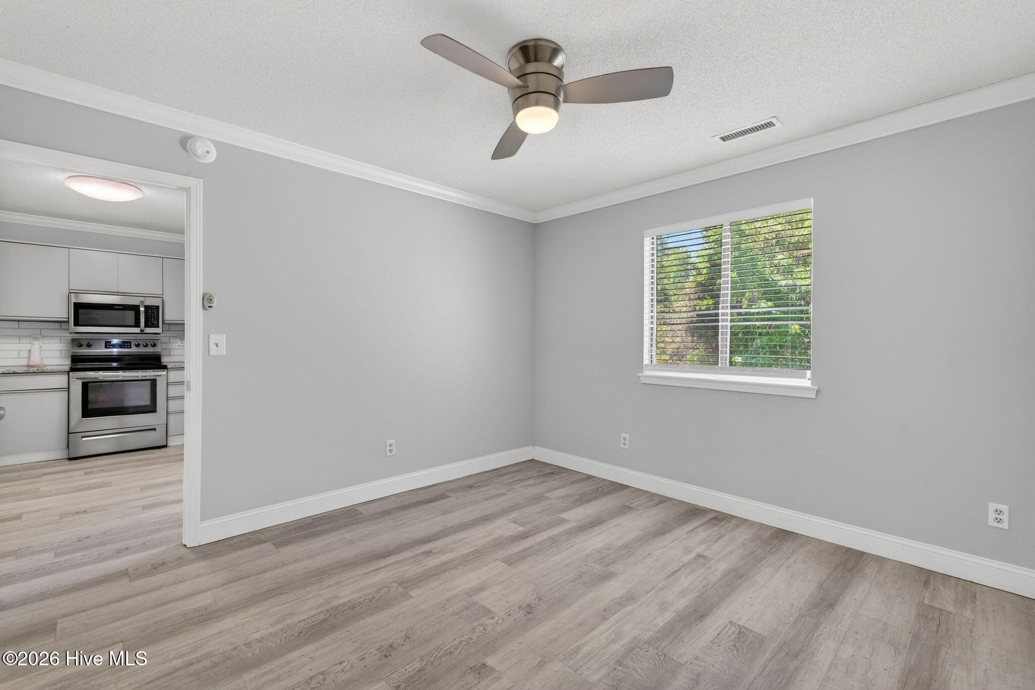 100569384 | Photo 16