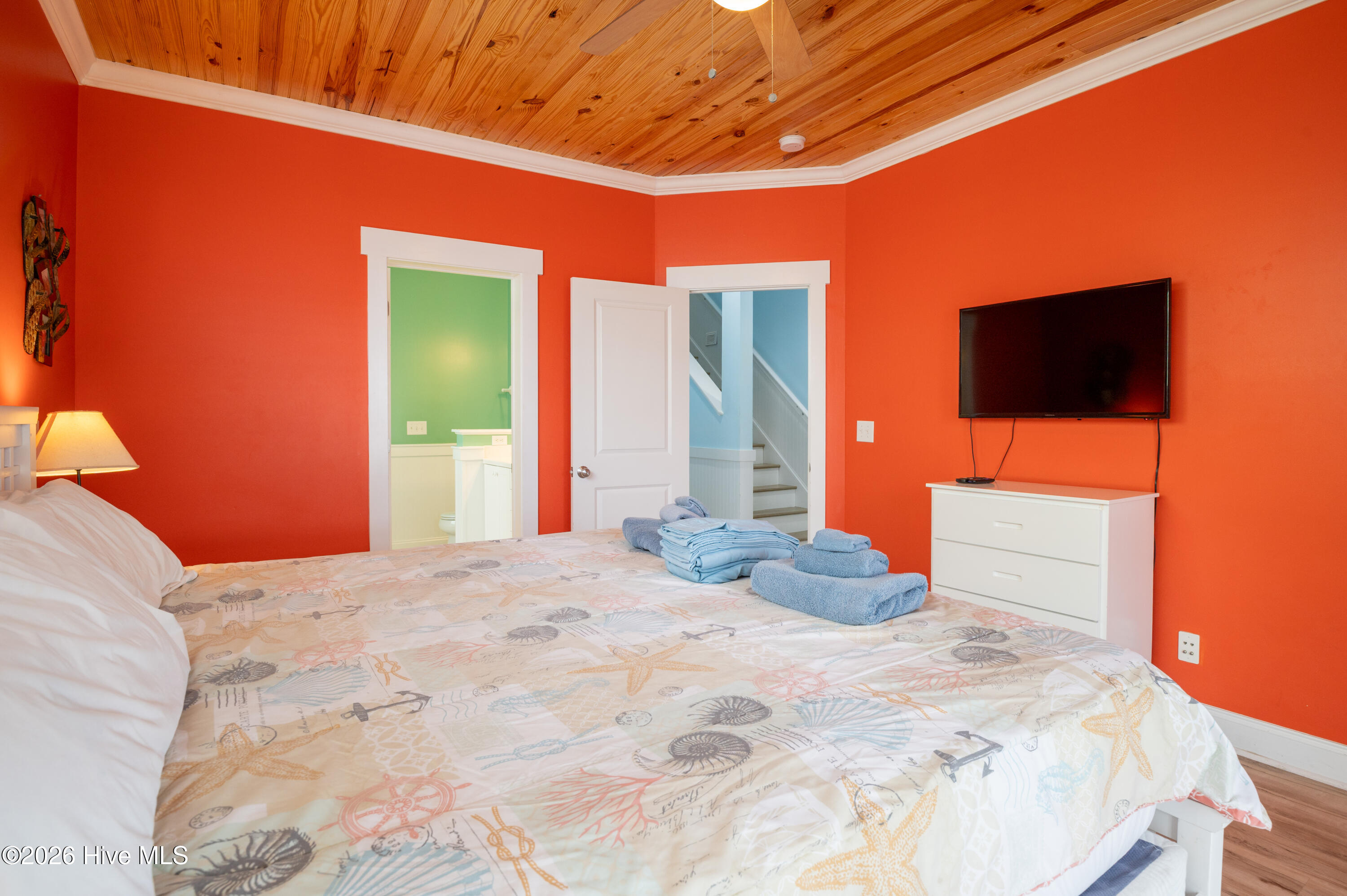 100550825 | Photo 47