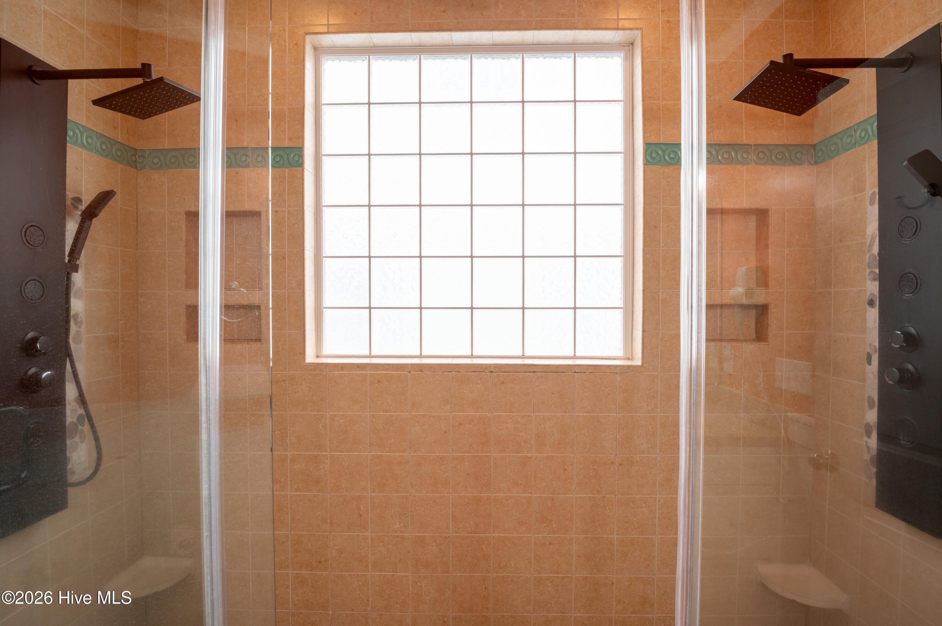 100550825 | Photo 30