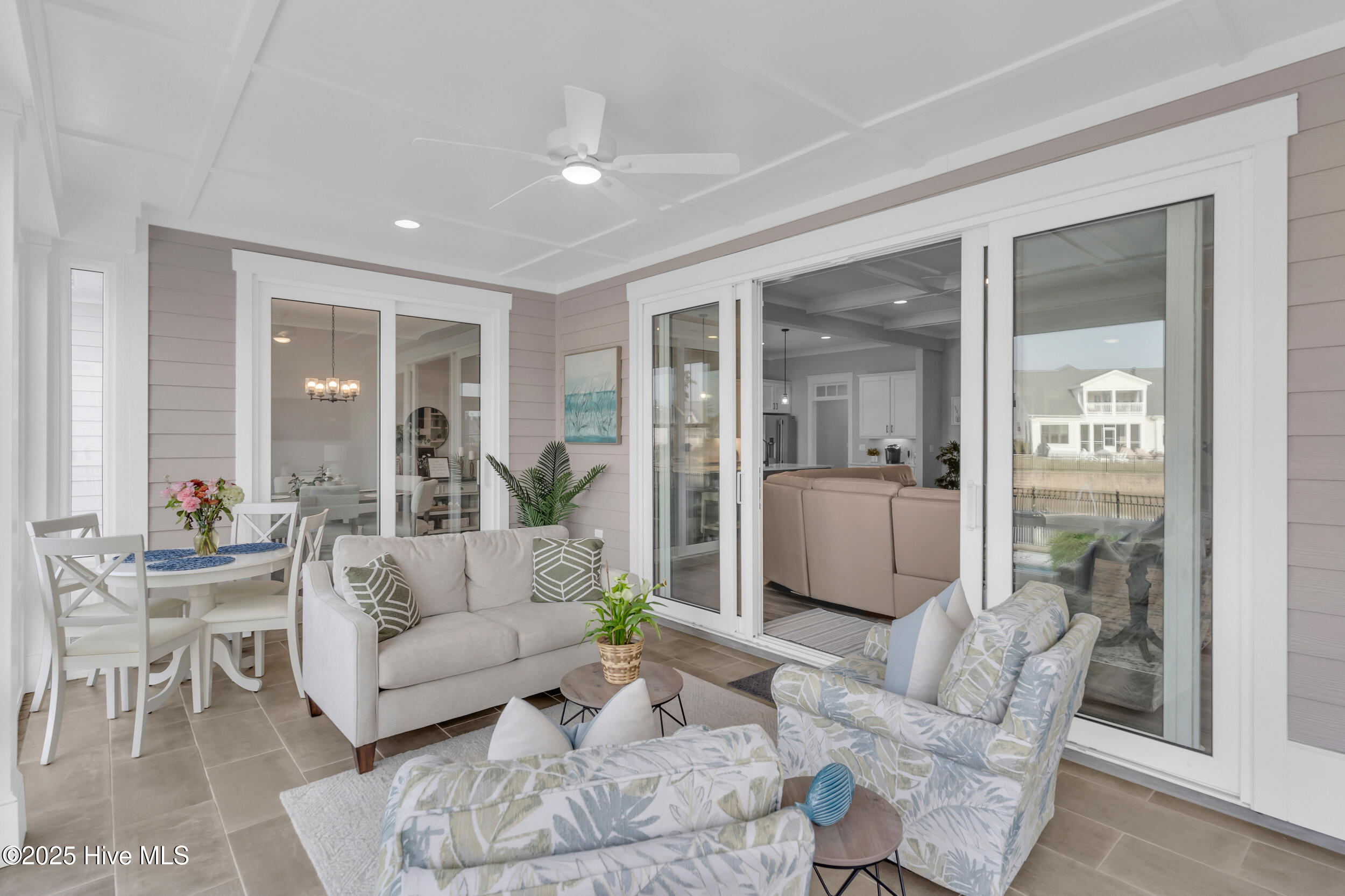 100543142 | Photo 44