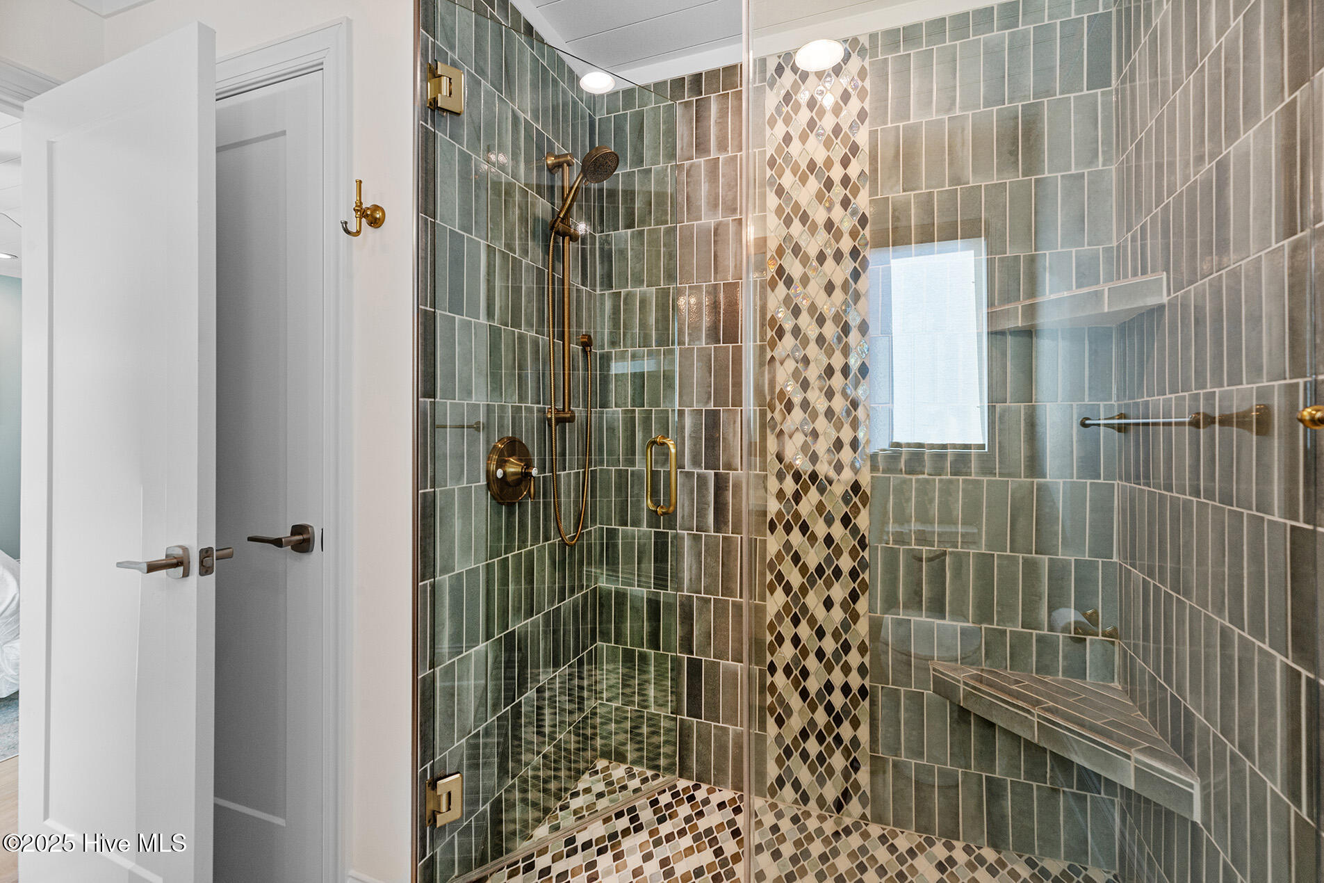 100540813 | Photo 42