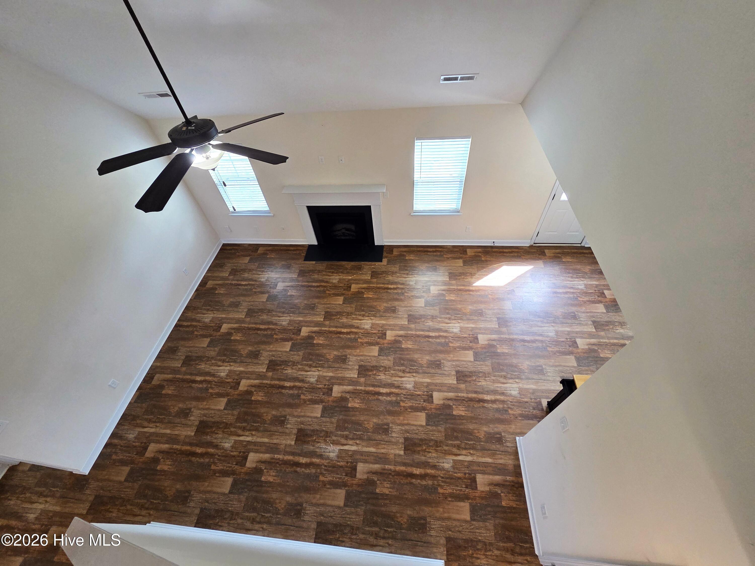 100527843 | Photo 44