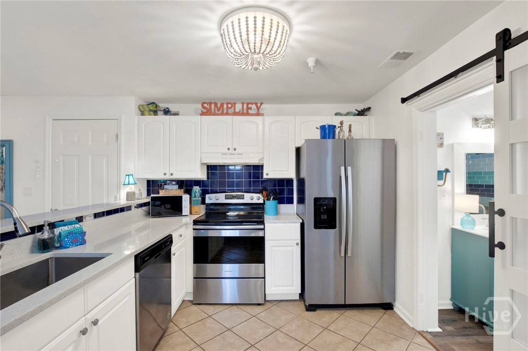 2 BR apt has full kitchen