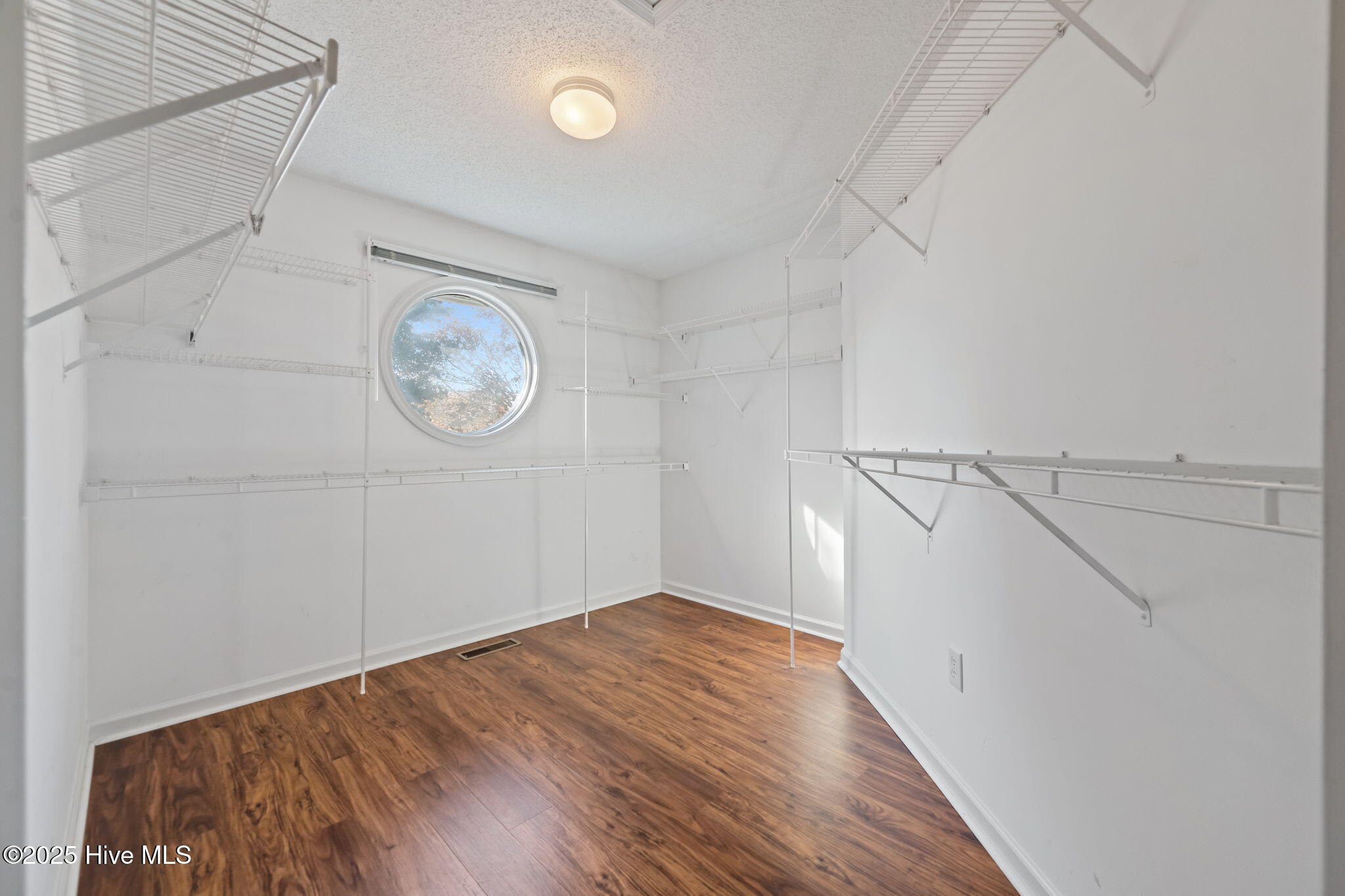 100542327 | Photo 32