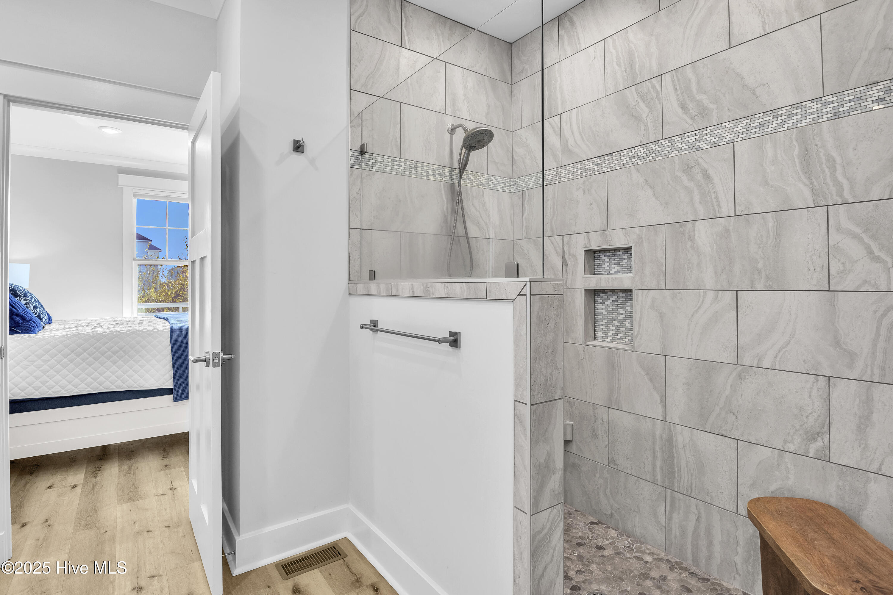 100540464 | Photo 43