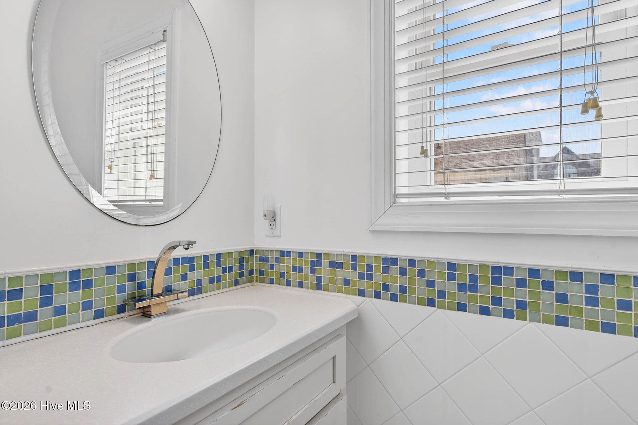 100563244 | Photo 77