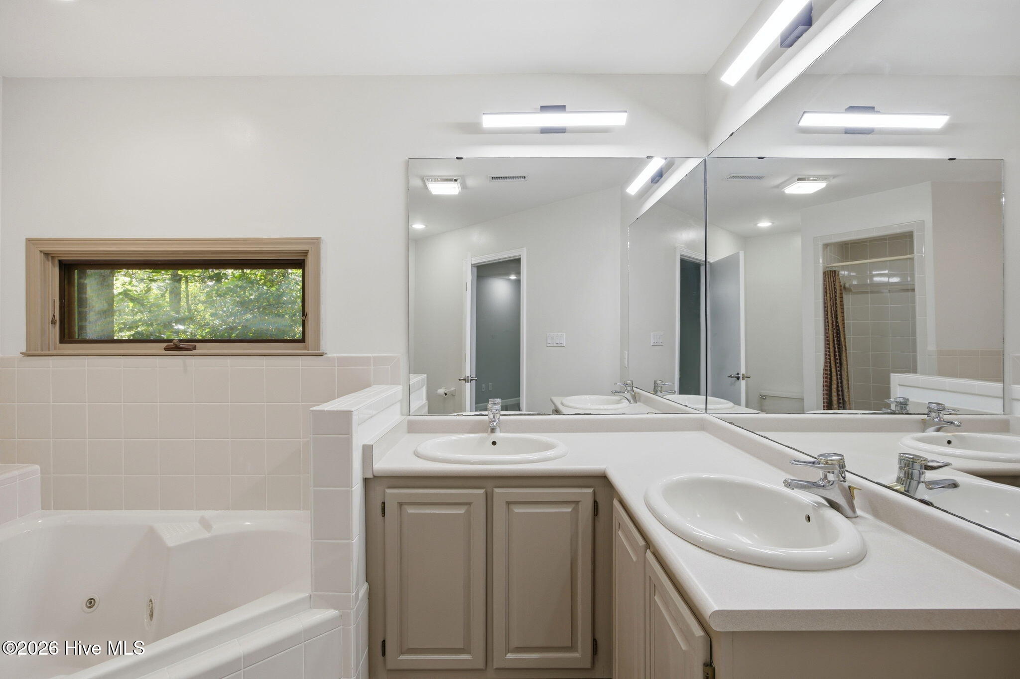 100569469 | Photo 31