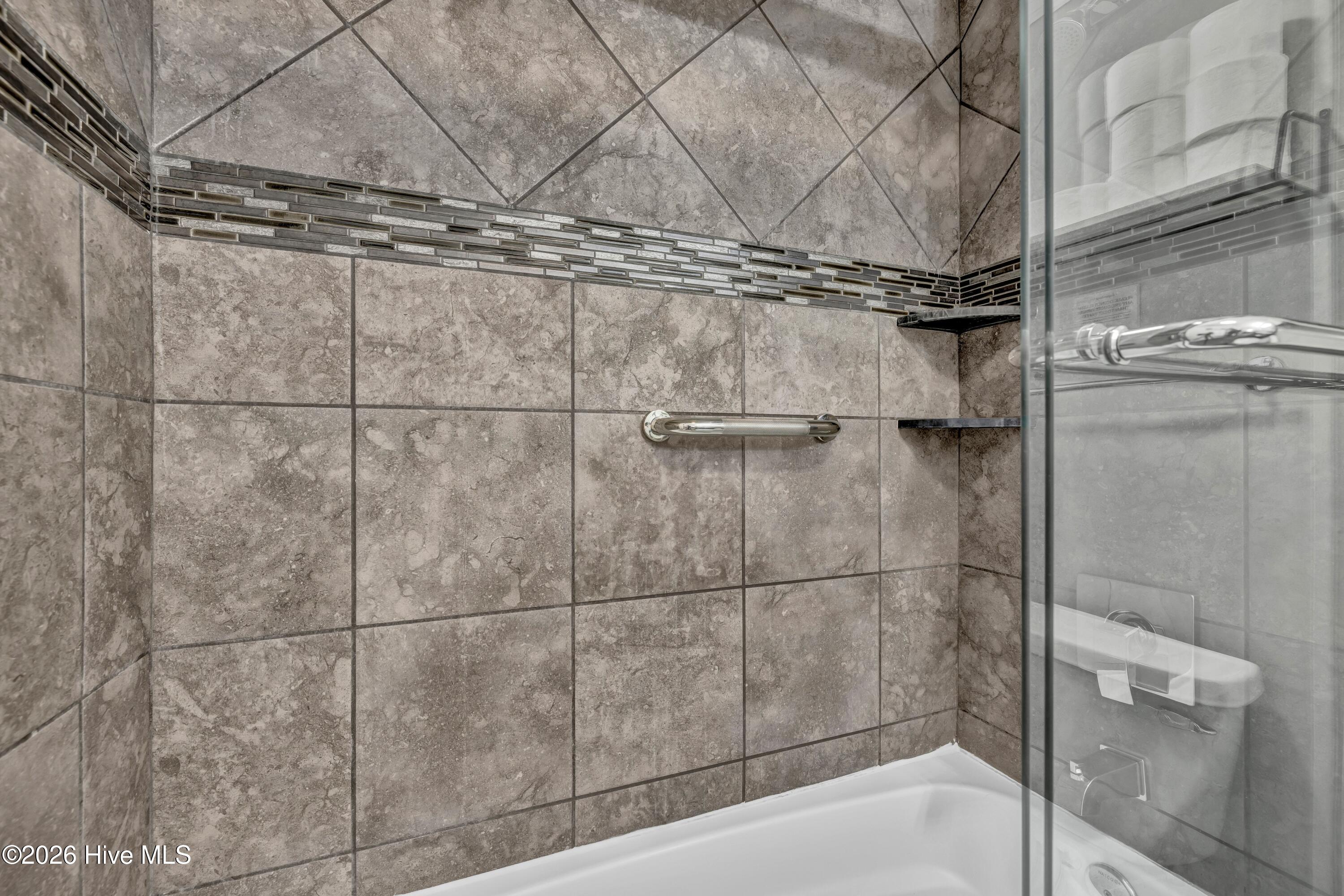 100548897 | Photo 22