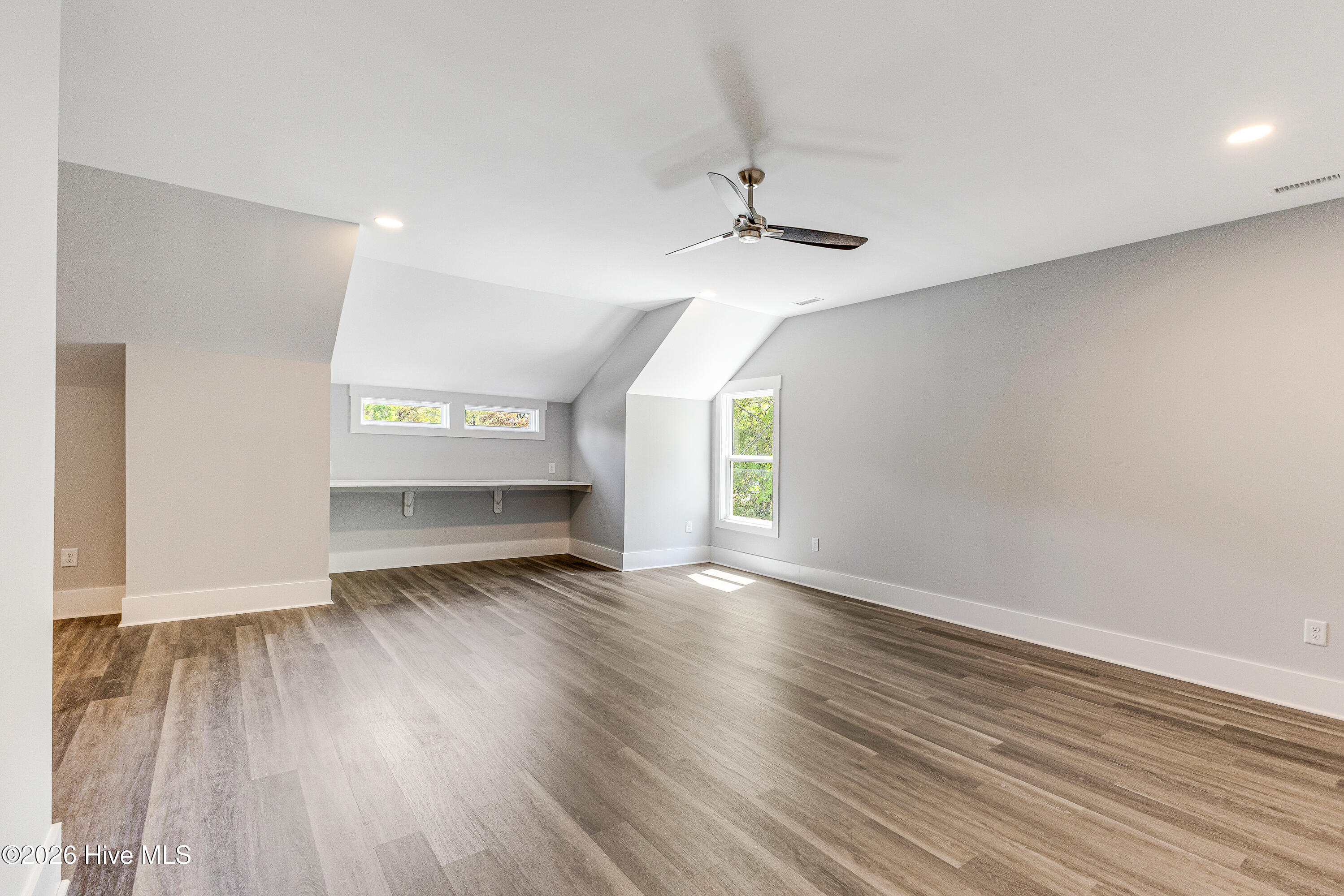 100560439 | Photo 38