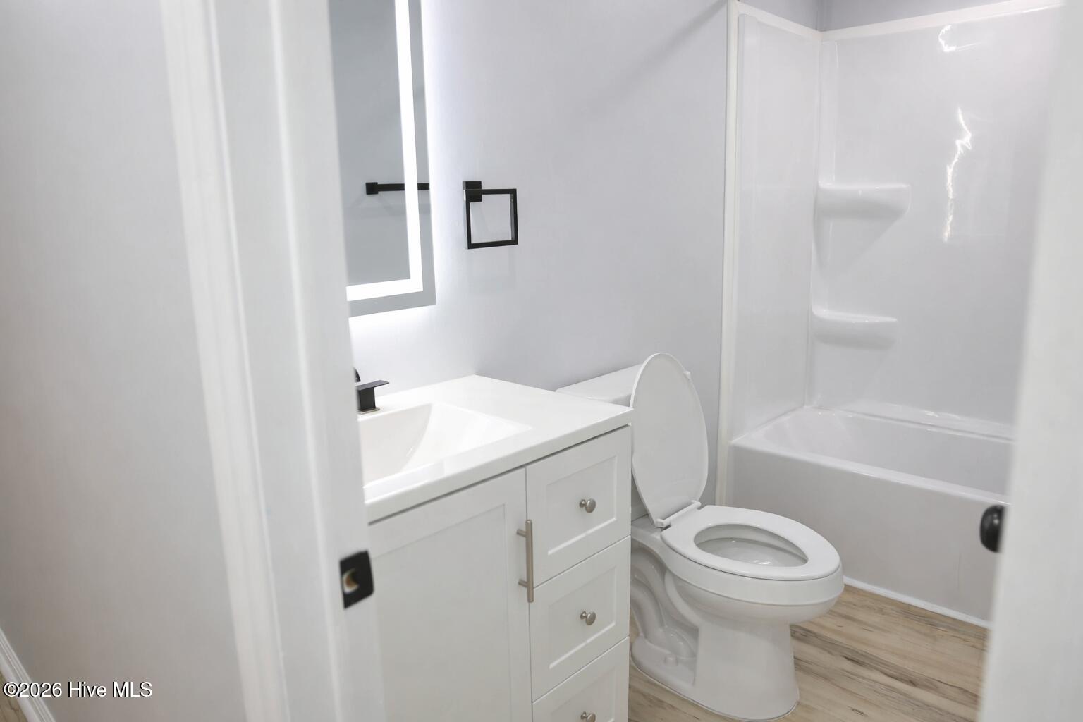 100567859 | Photo 32