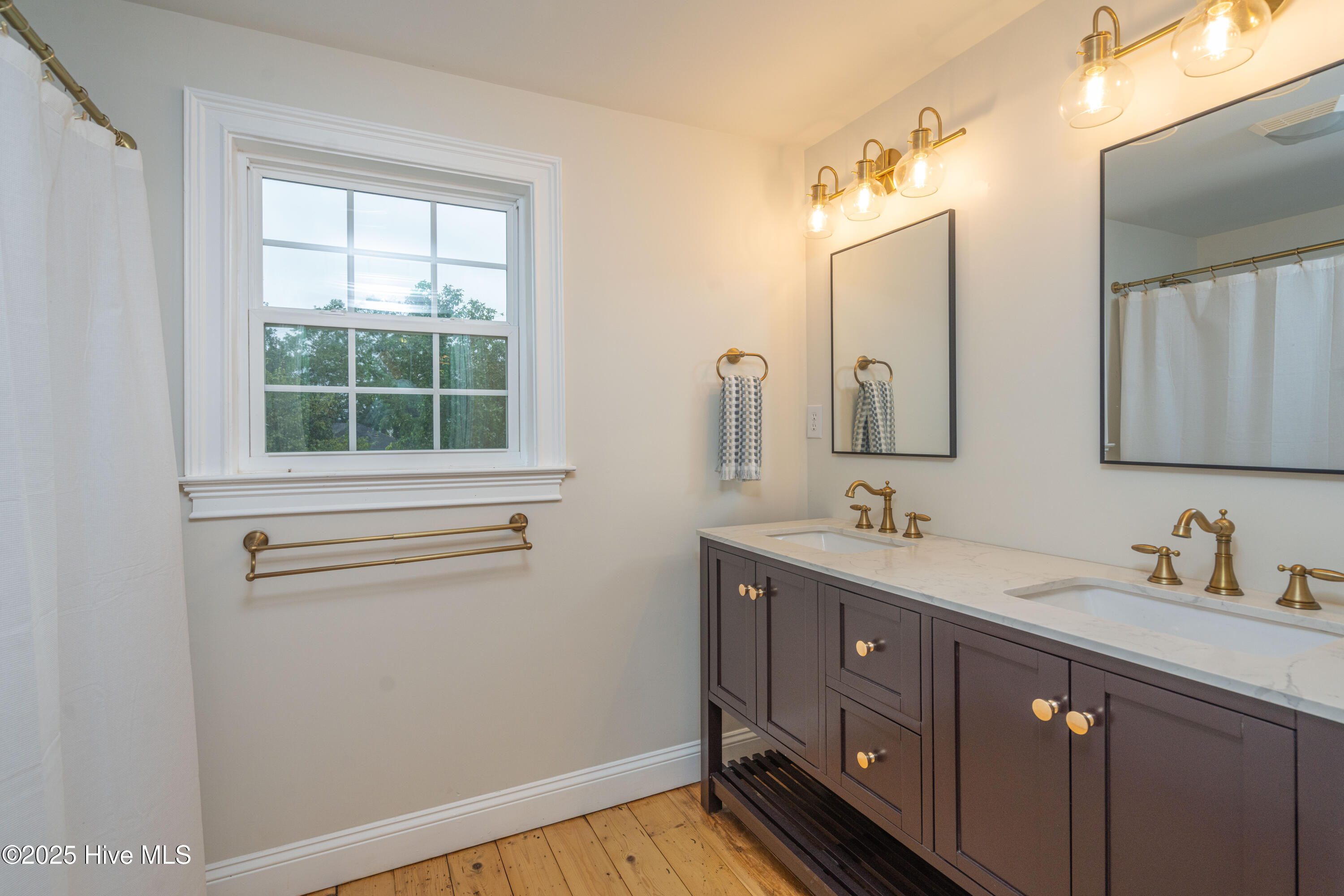 100536527 | Photo 28