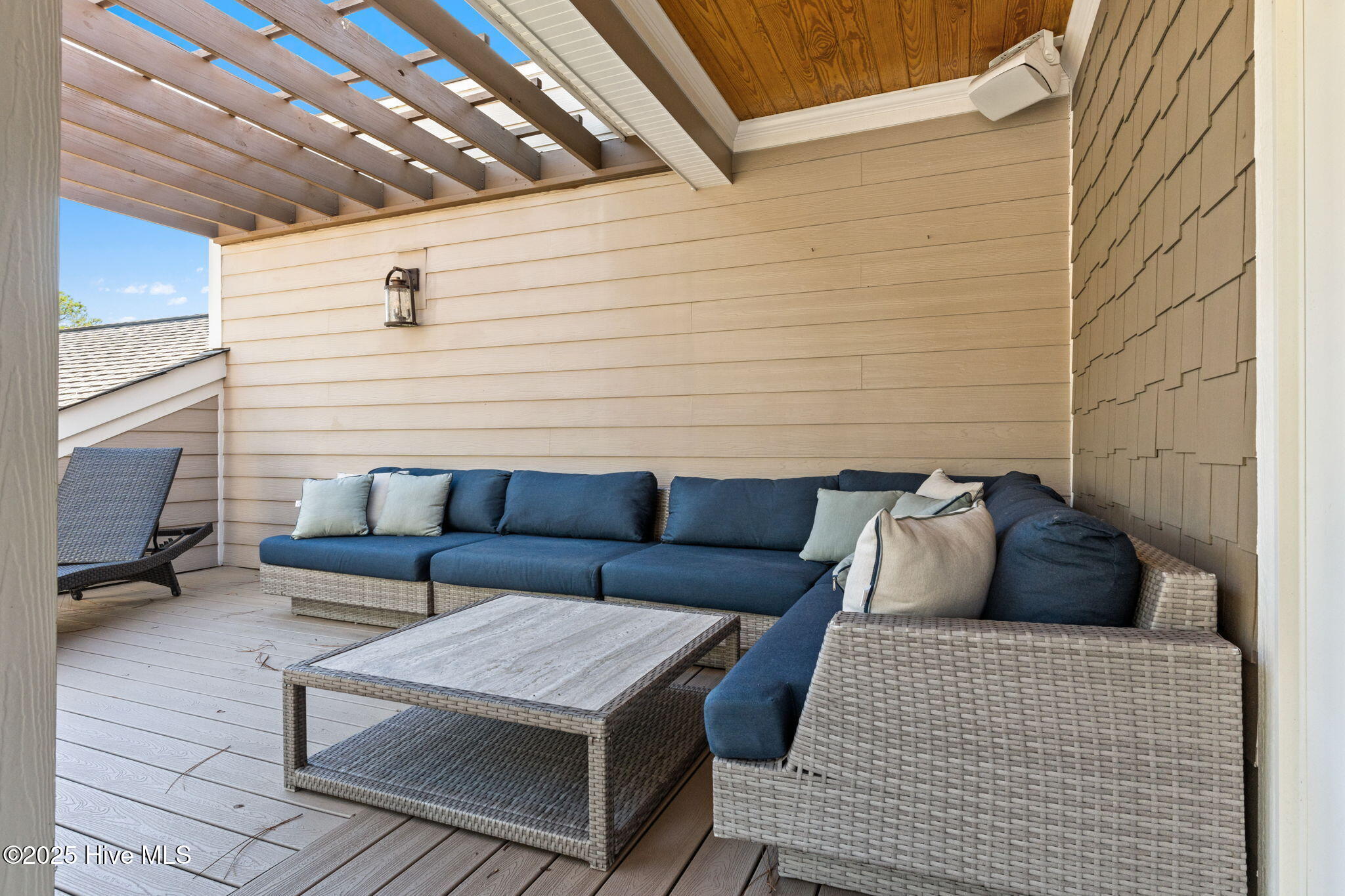 100540302 | Photo 61