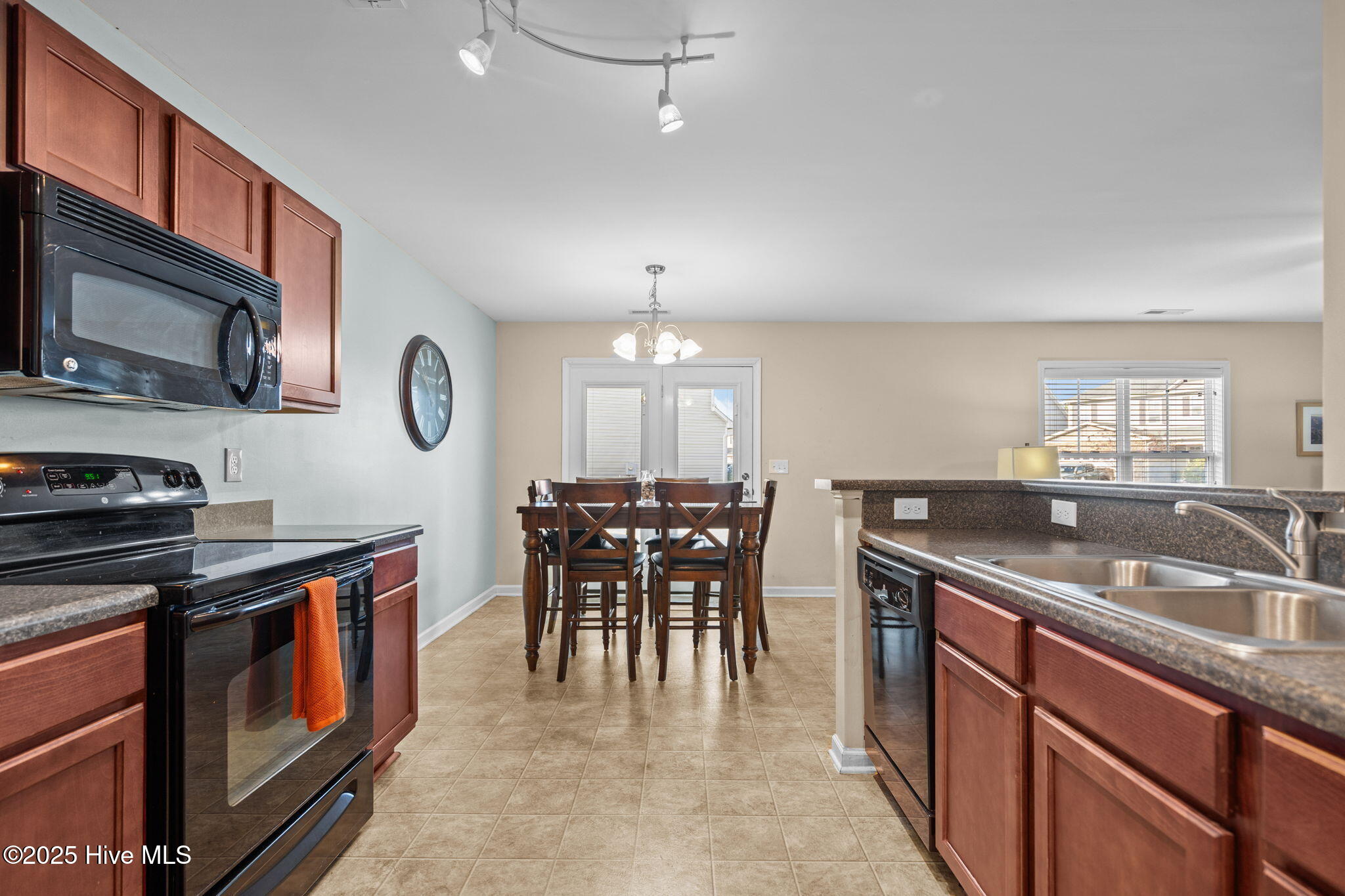 100544048 | Photo 22