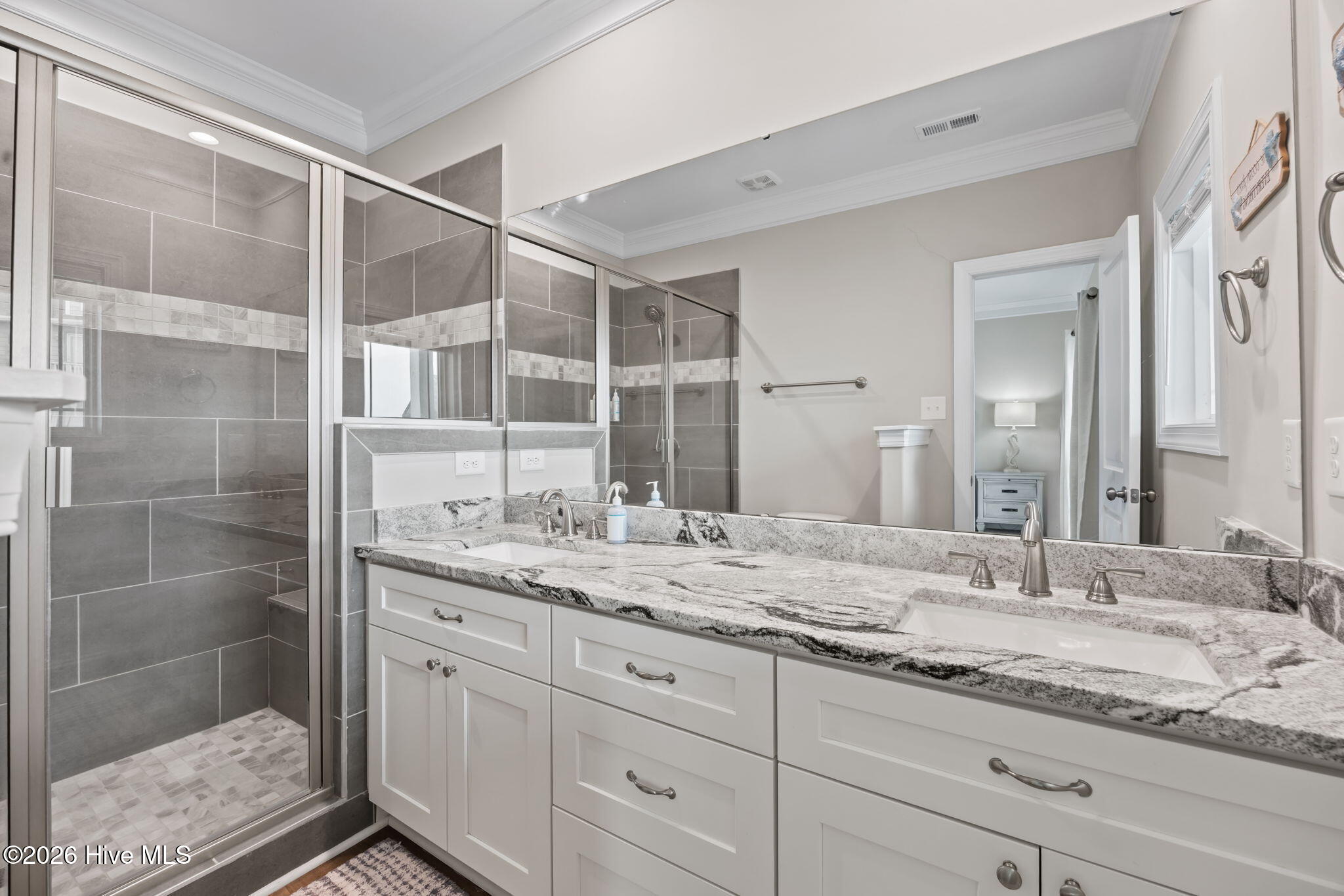 100565751 | Photo 44