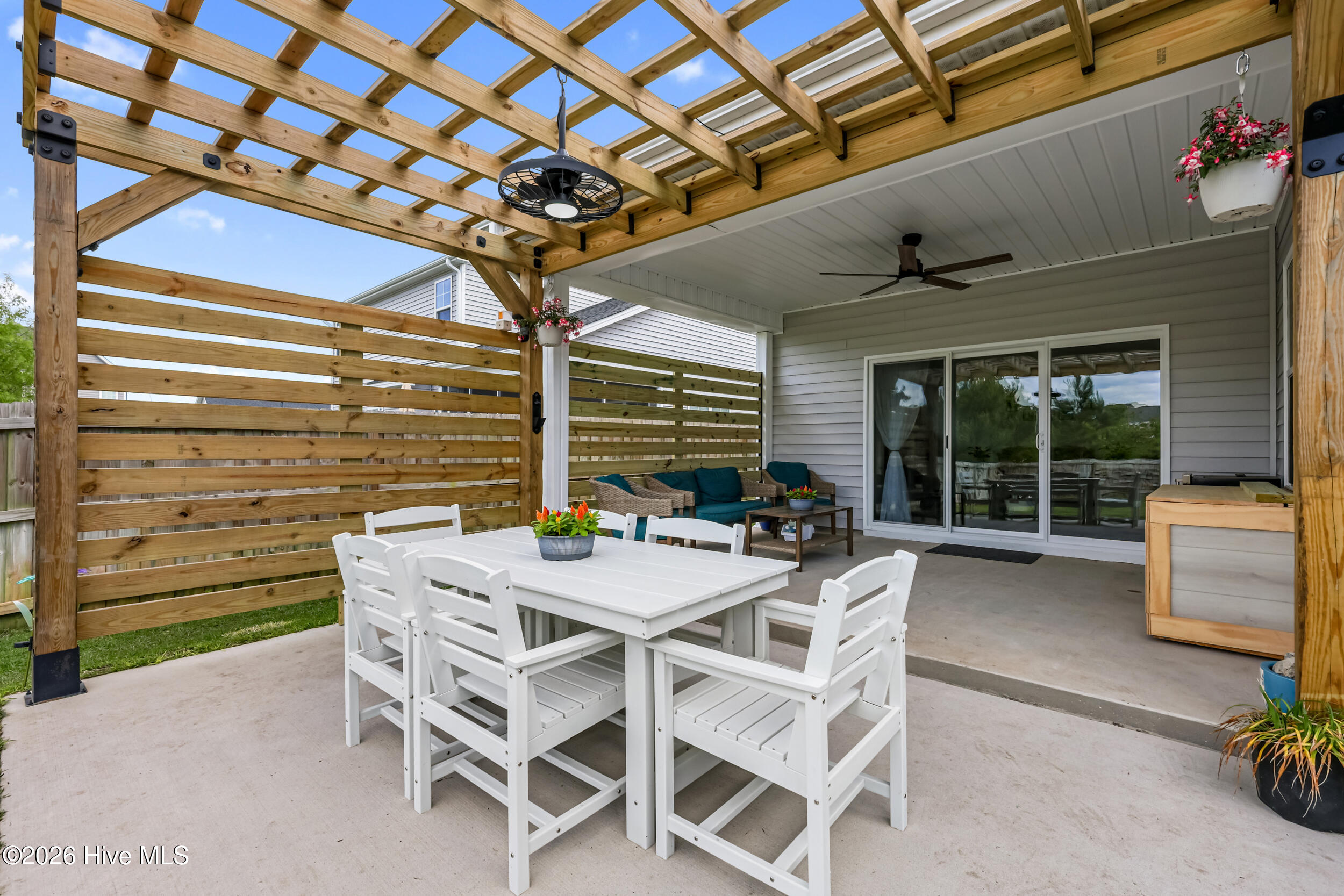 100569219 | Photo 37