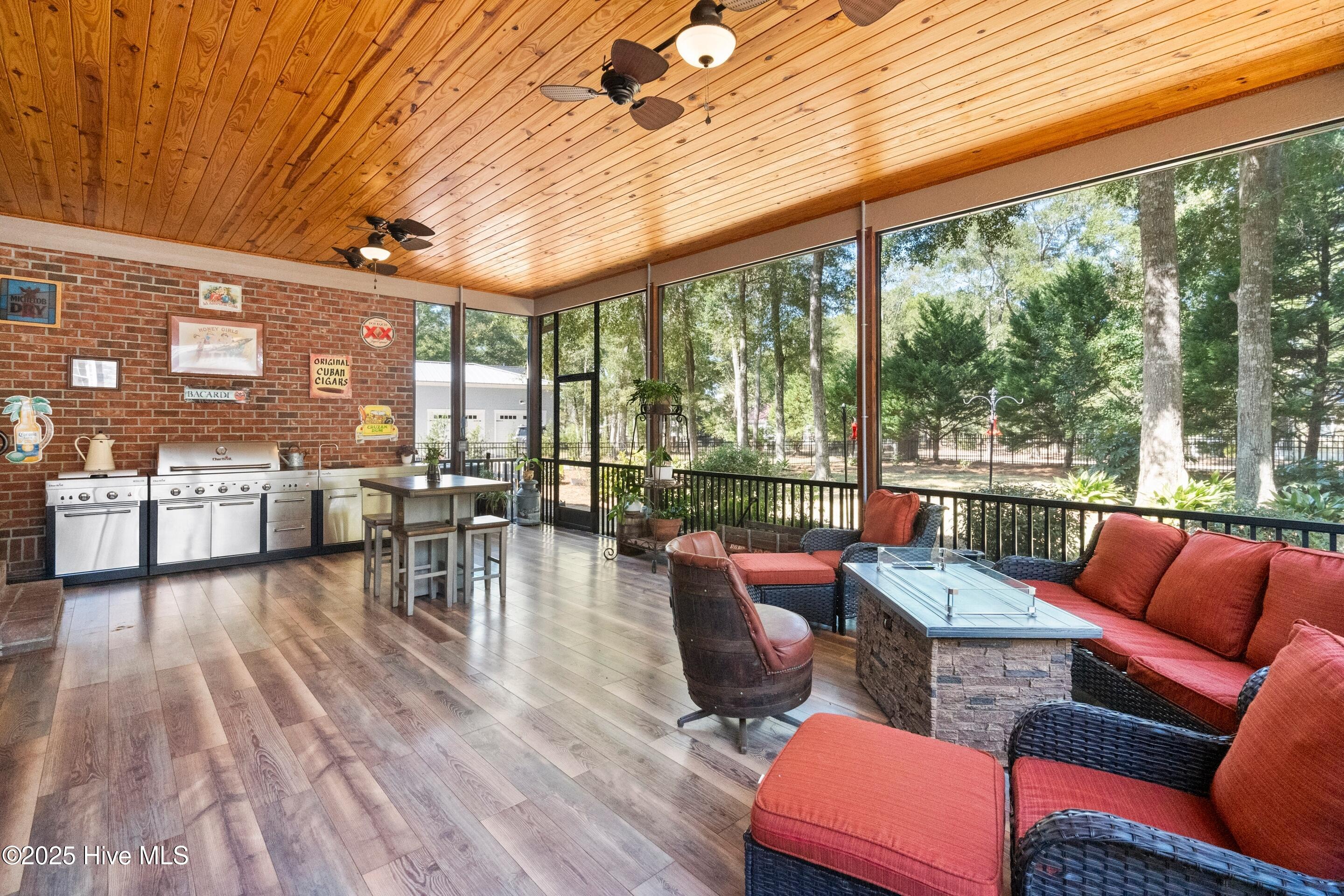 100538310 | Photo 79