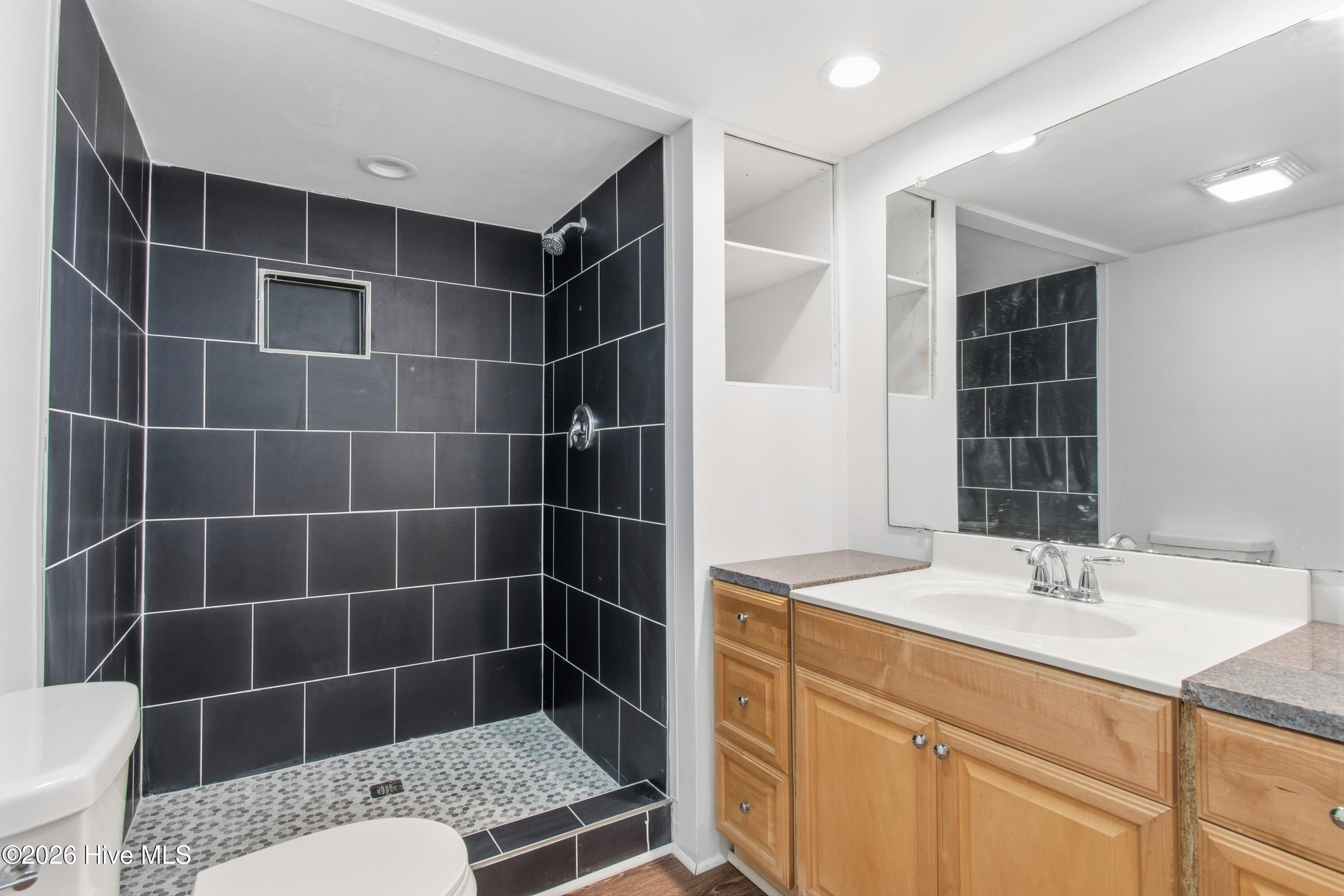 100553842 | Photo 24