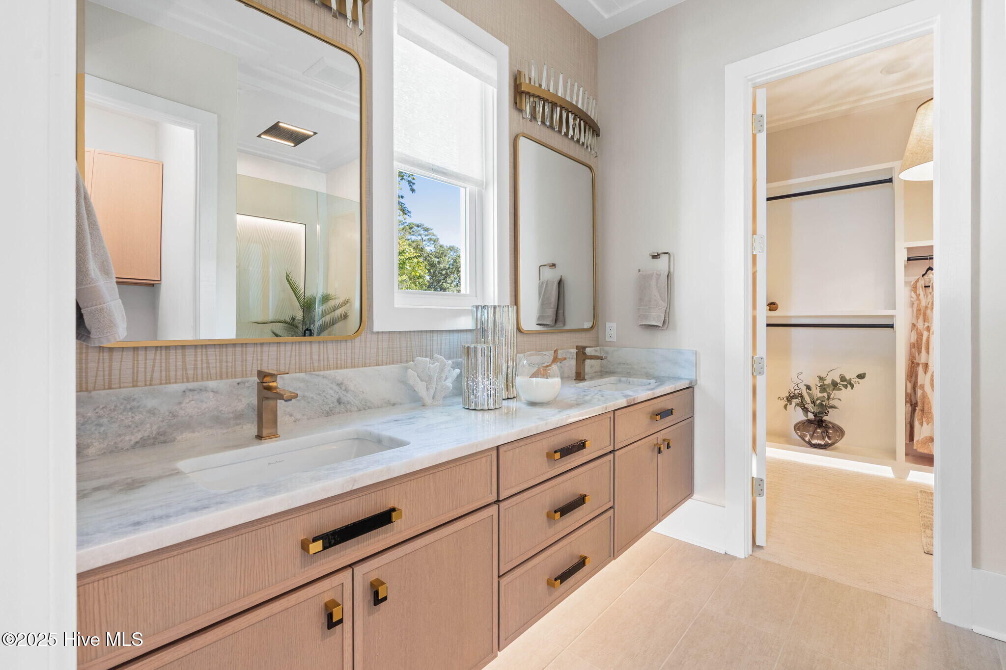 100516902 | Photo 47