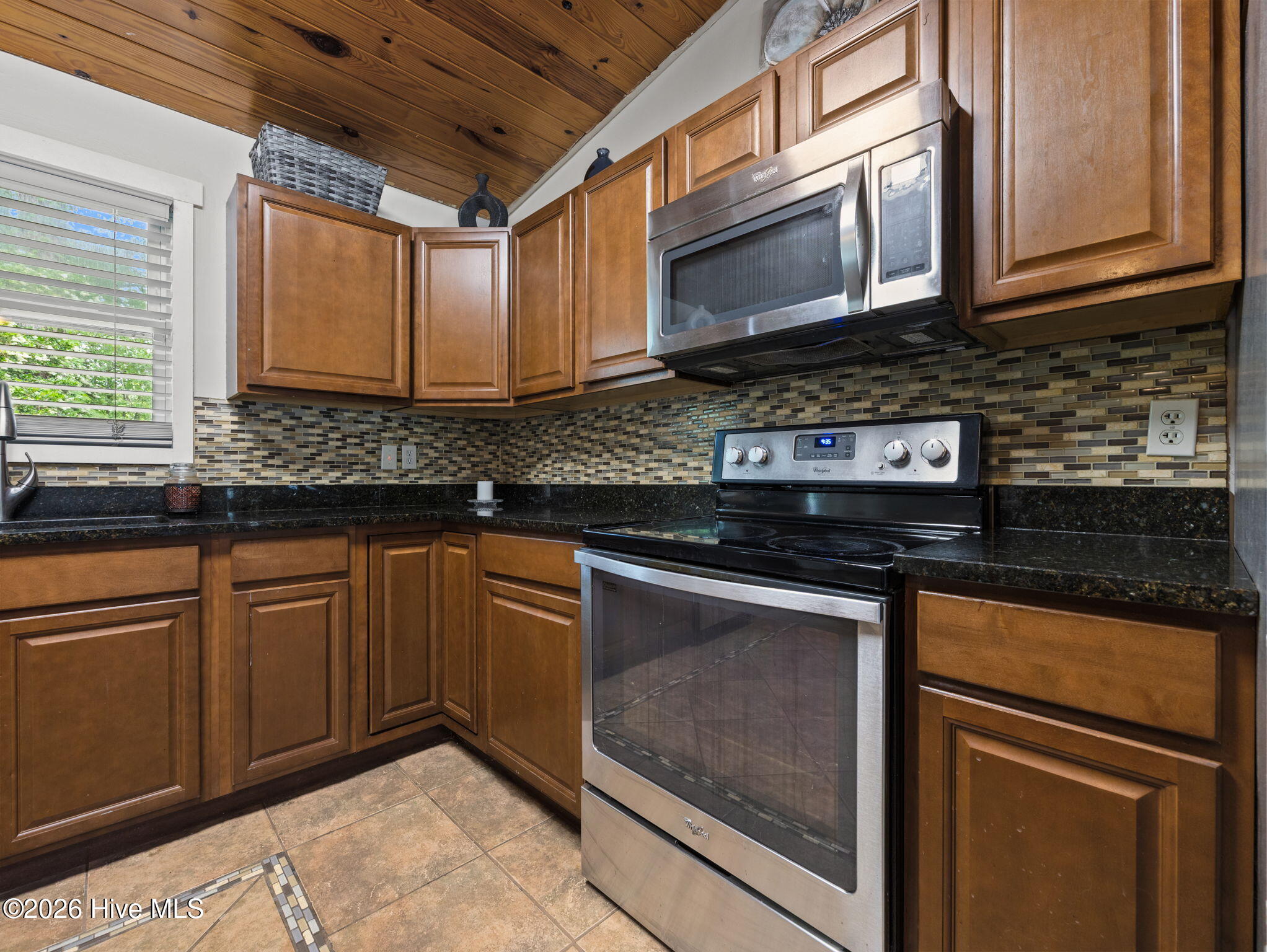 100570195 | Photo 11