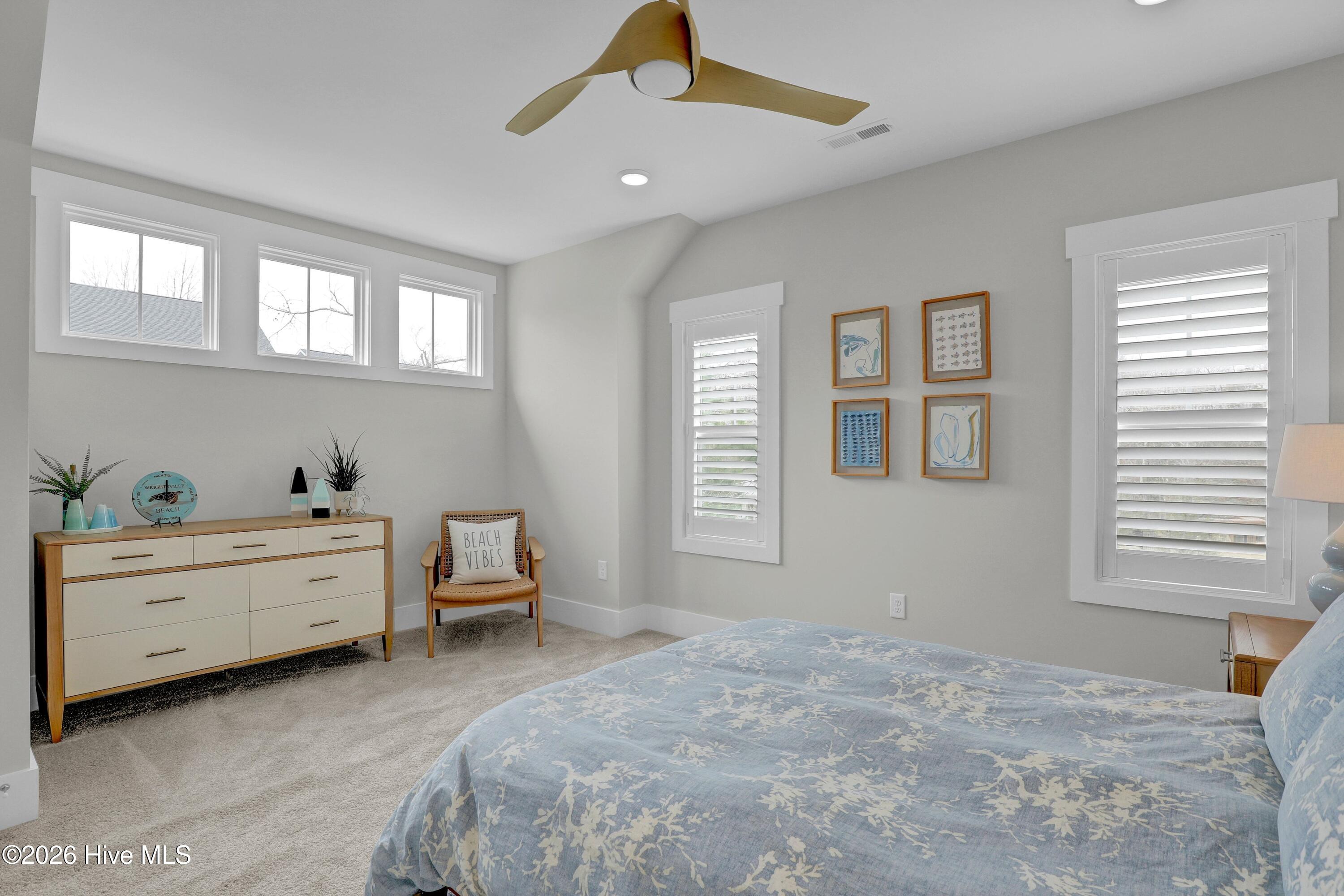 100565669 | Photo 33