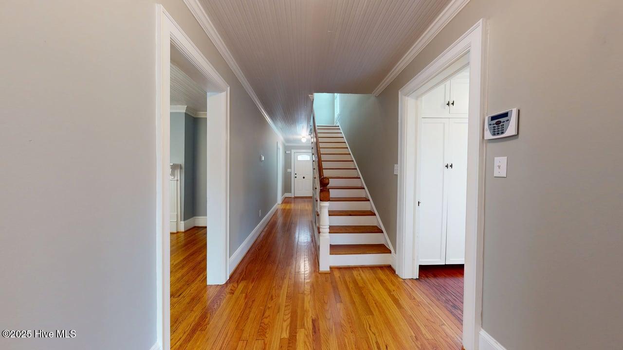 100502870 | Photo 25