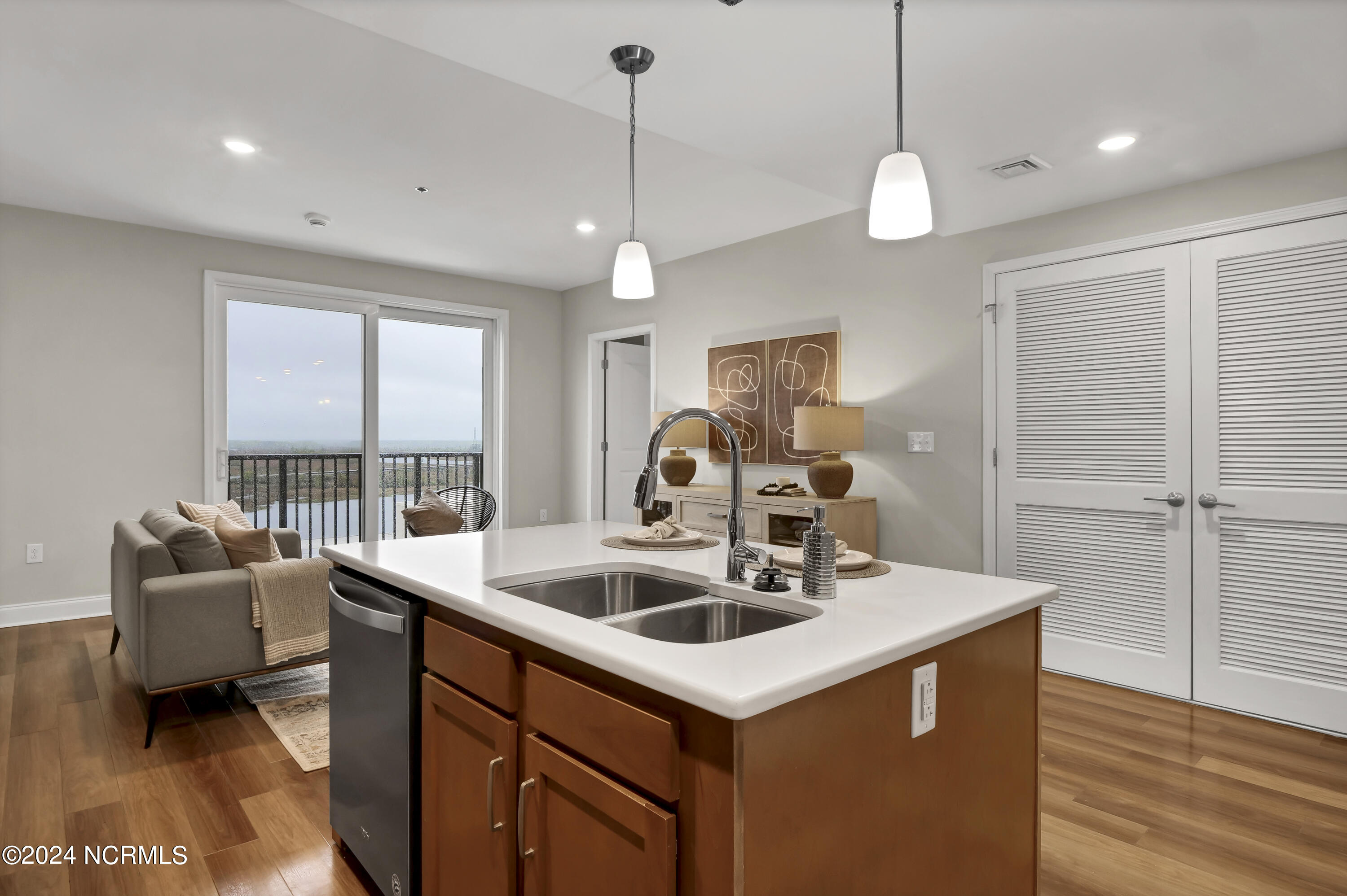 100469442 | Photo 18