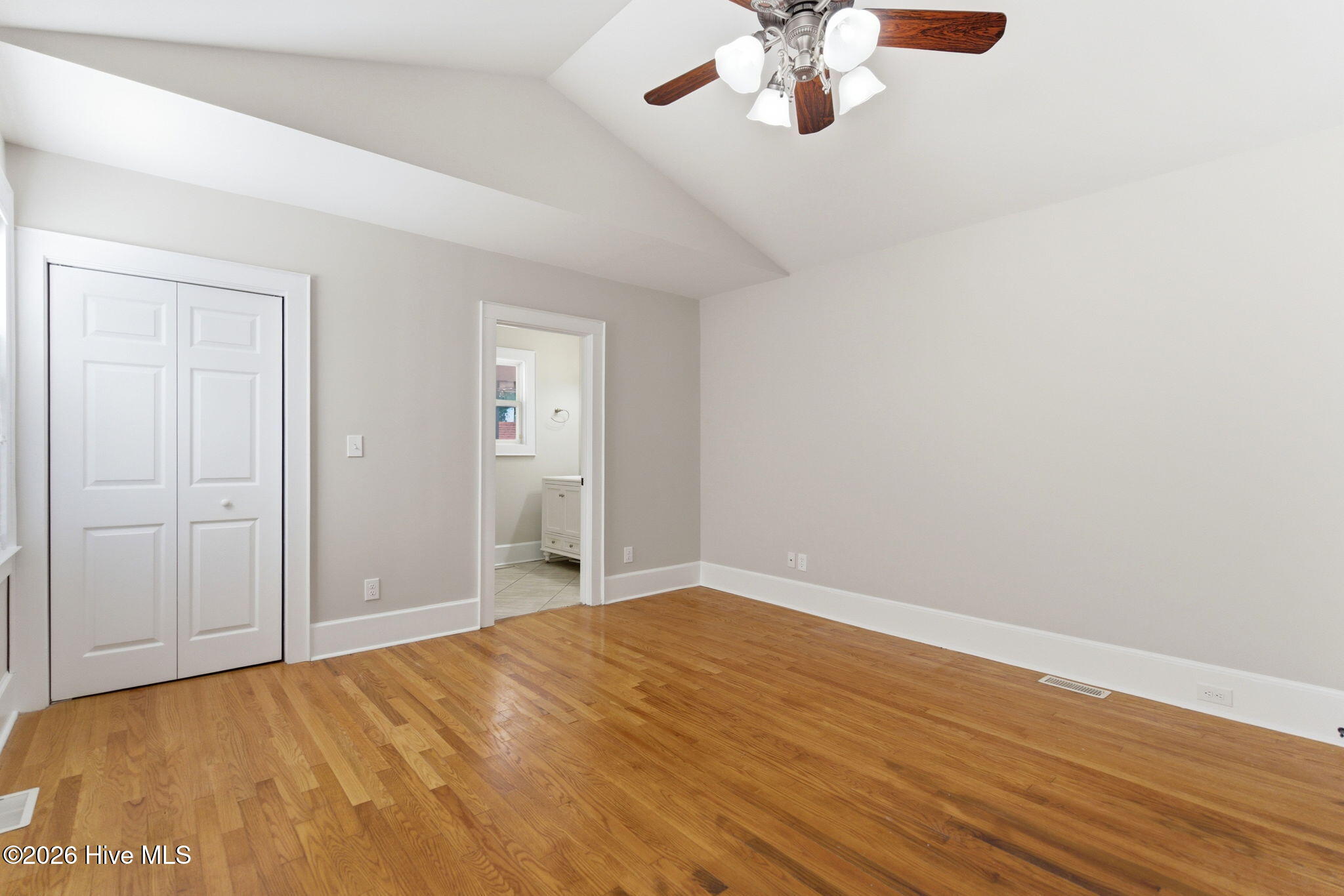 100569211 | Photo 21