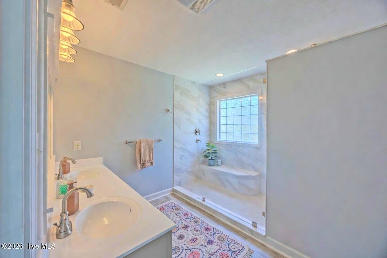 100562922 | Photo 23