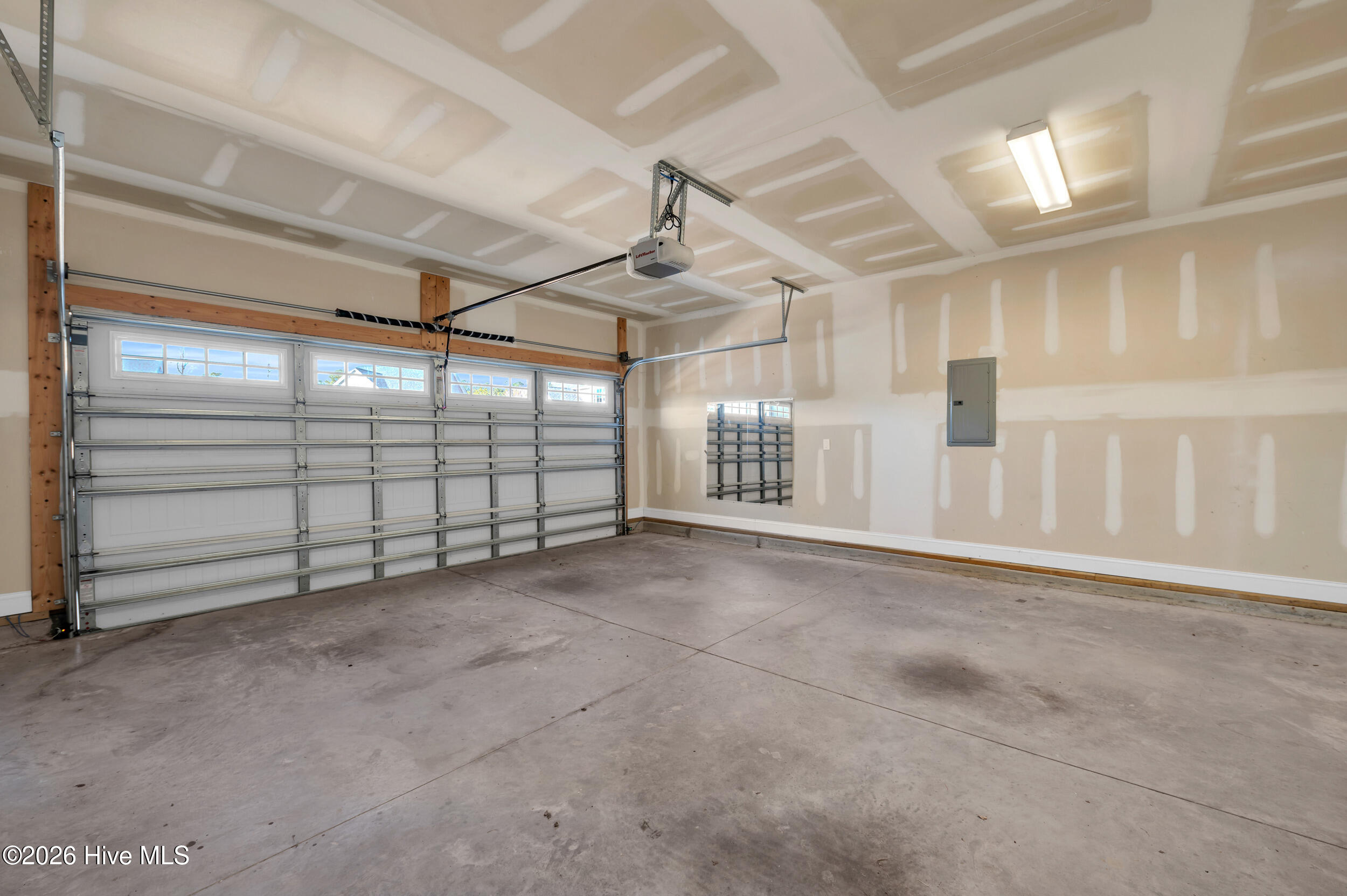 100542089 | Photo 35