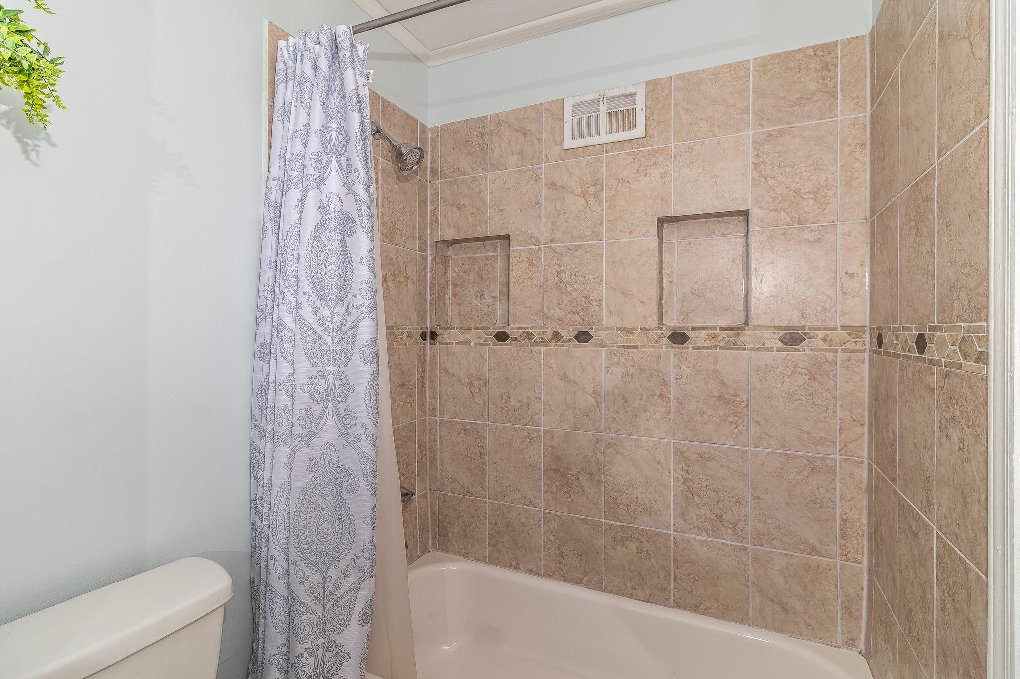 27-web-or-mls-2211 MURA DR. ©-4538