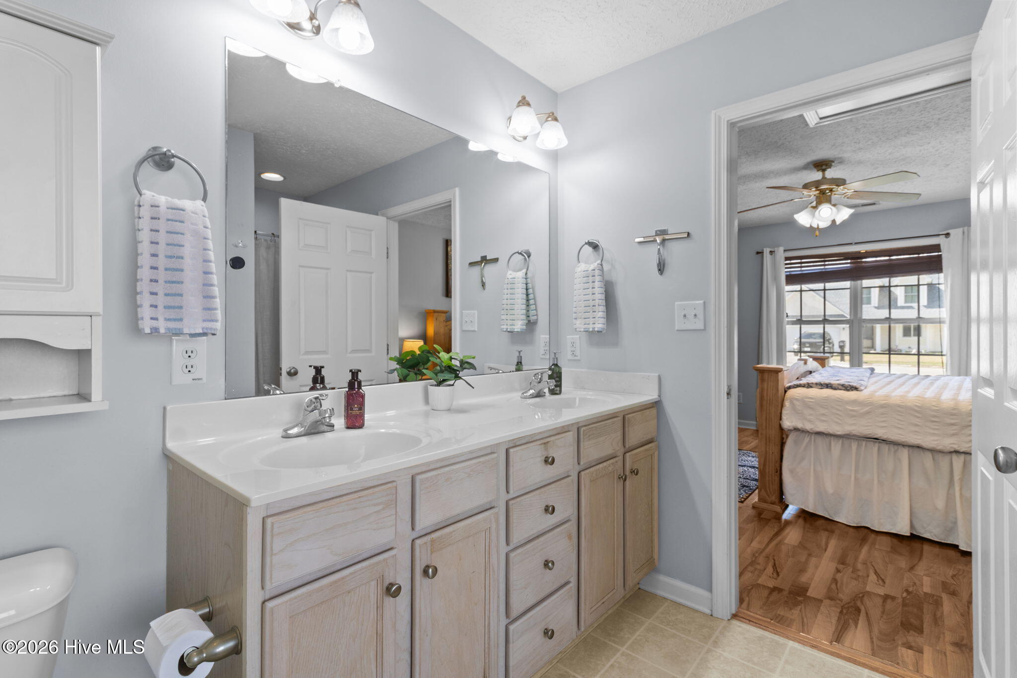 100561998 | Photo 22