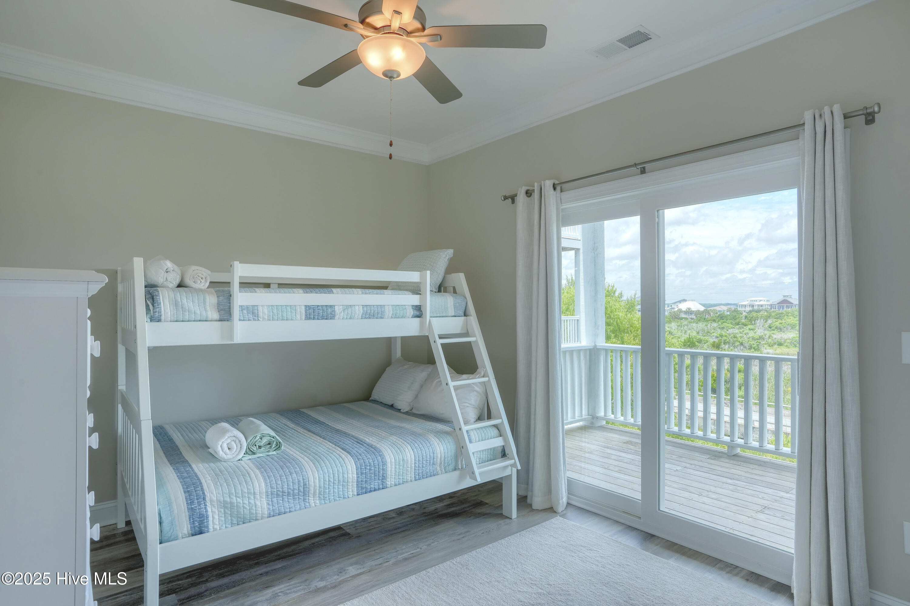 100510415 | Photo 47