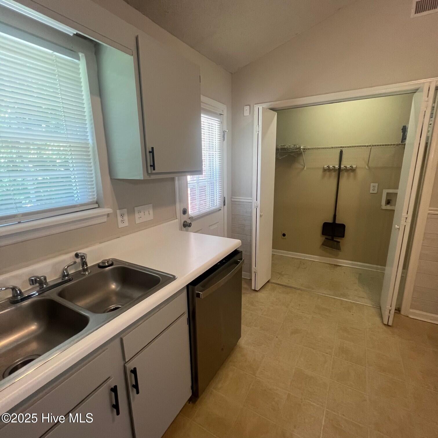 Laundry - 4116-A Bridge Ct