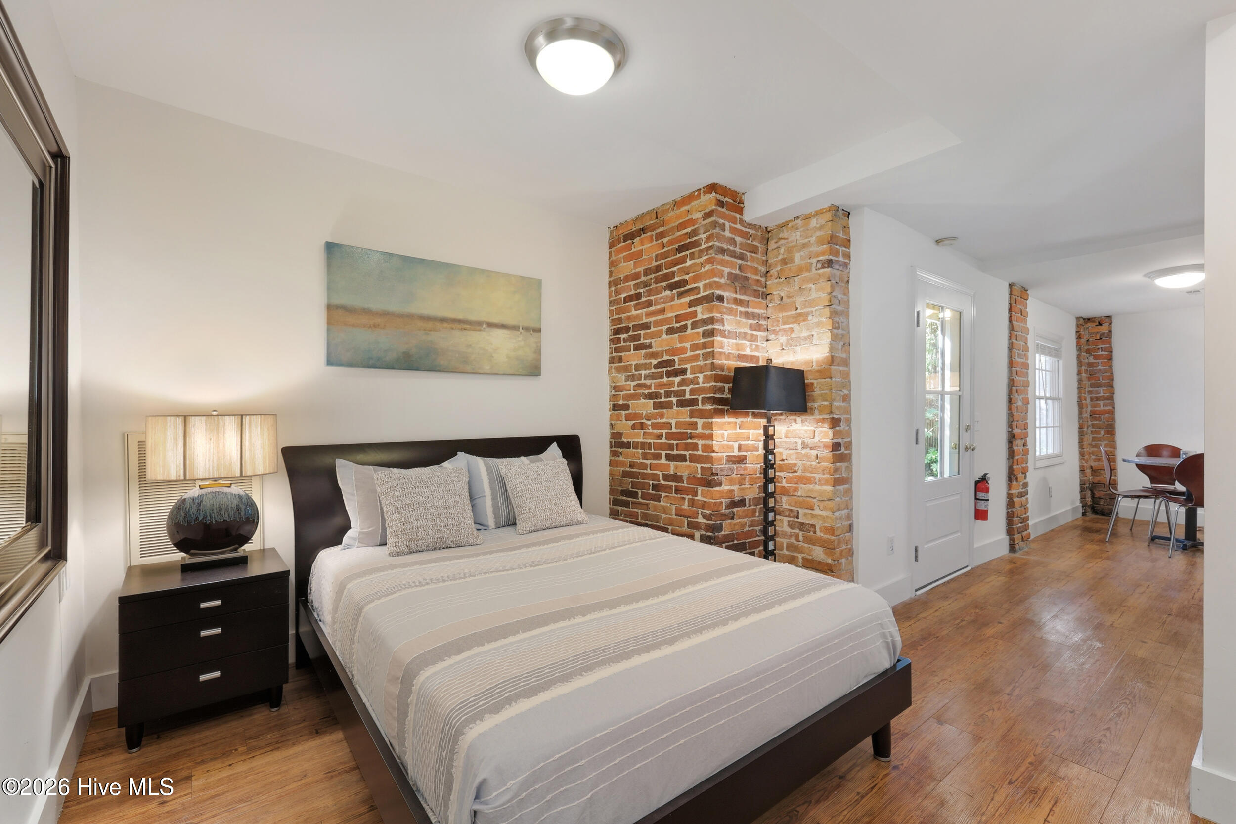 100561300 | Photo 54