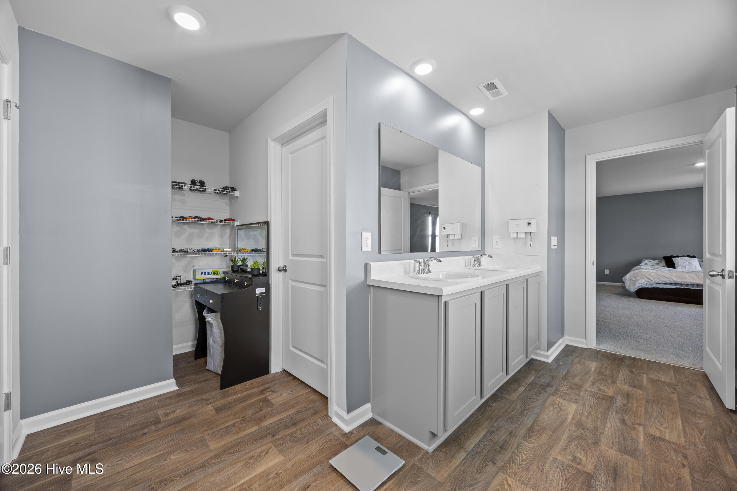 100558909 | Photo 35