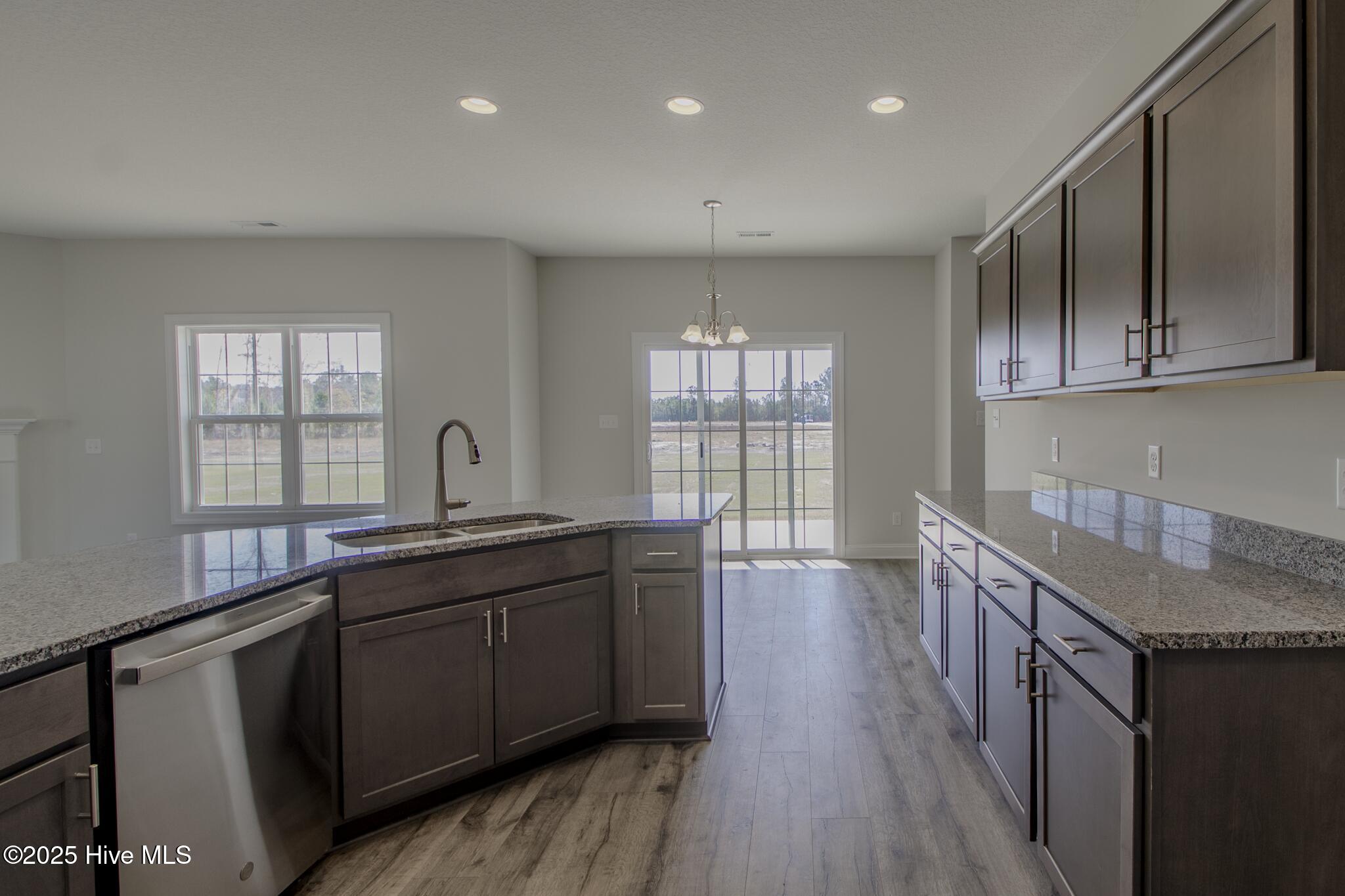 100504969 | Photo 11