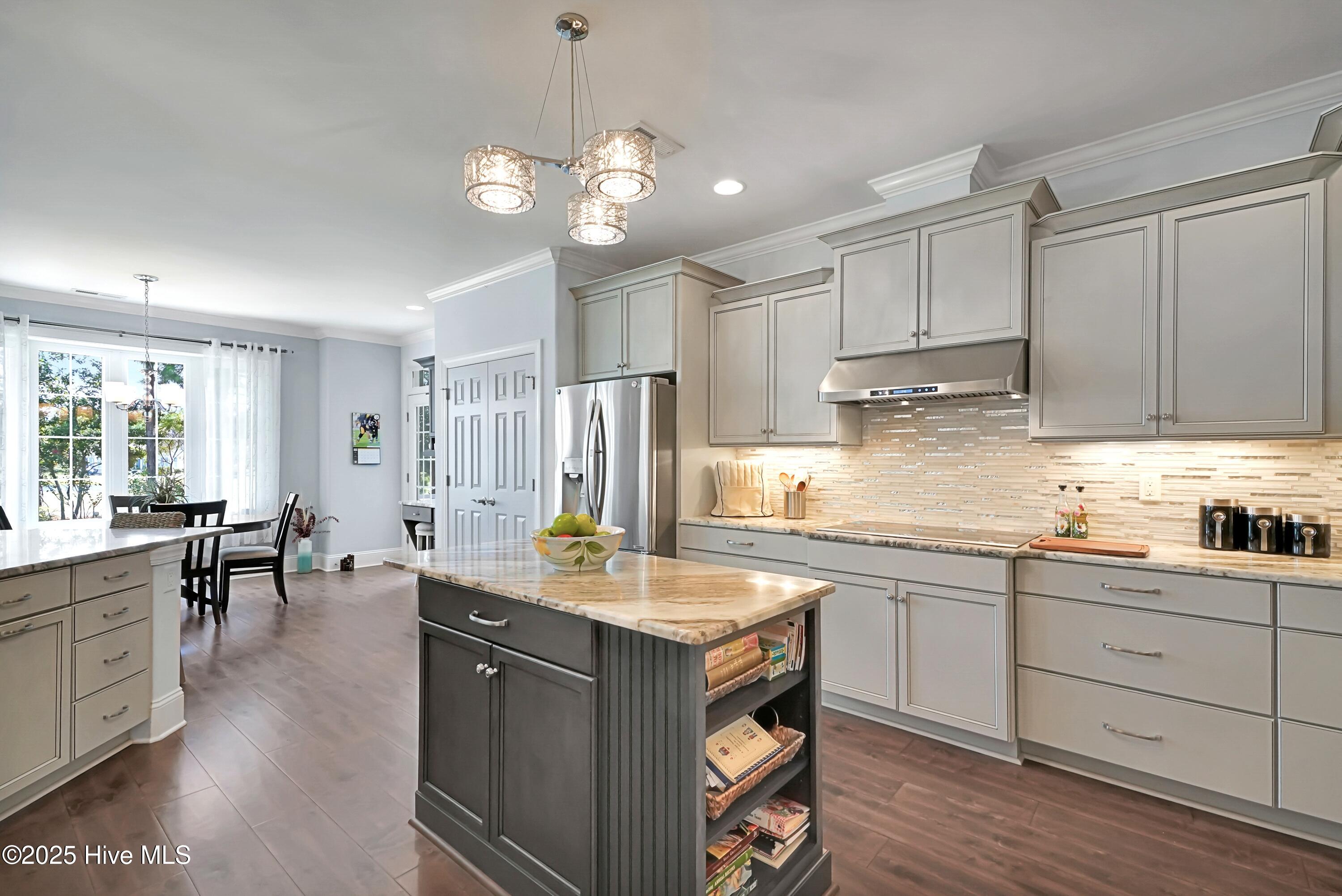 100557169 | Photo 18