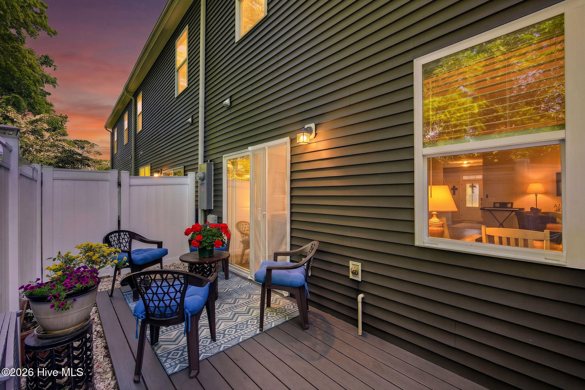 100570180 | Photo 41