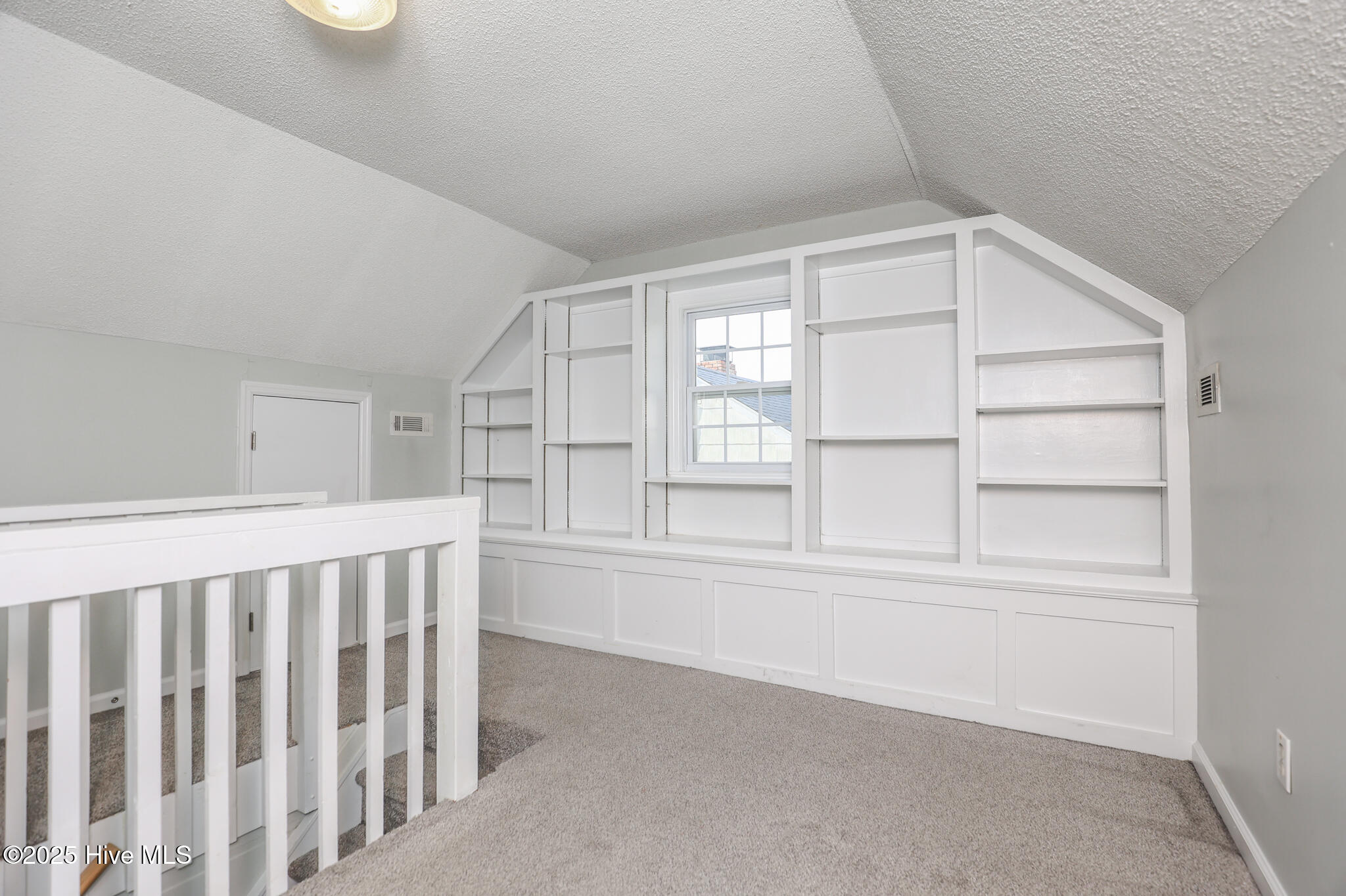 100542091 | Photo 32