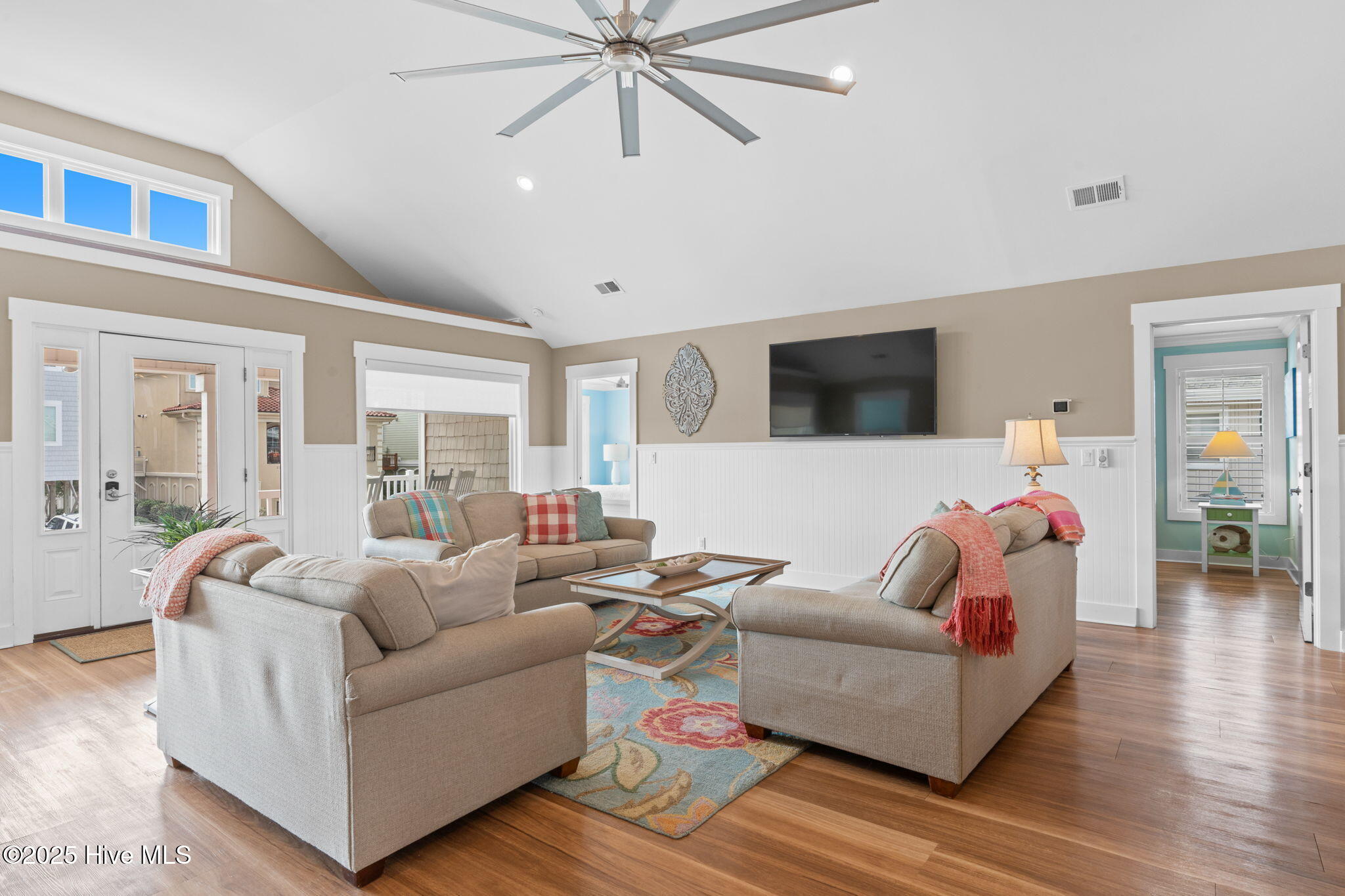 100541677 | Photo 13