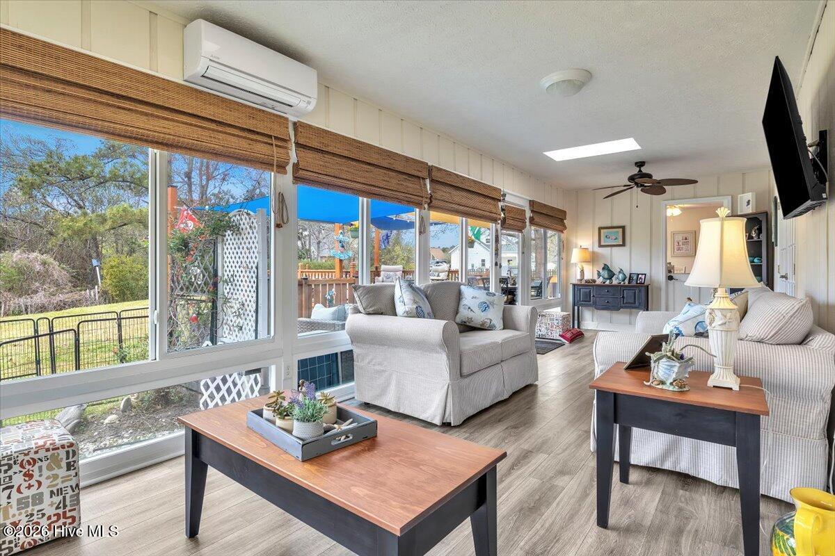 100563011 | Photo 30