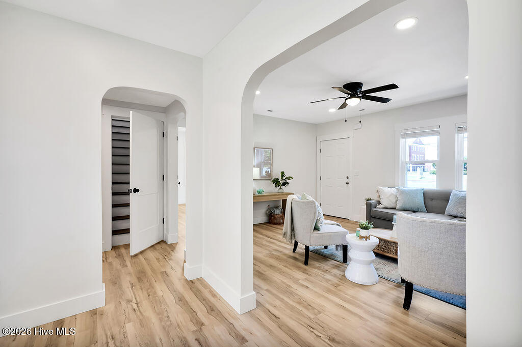 100566148 | Photo 16