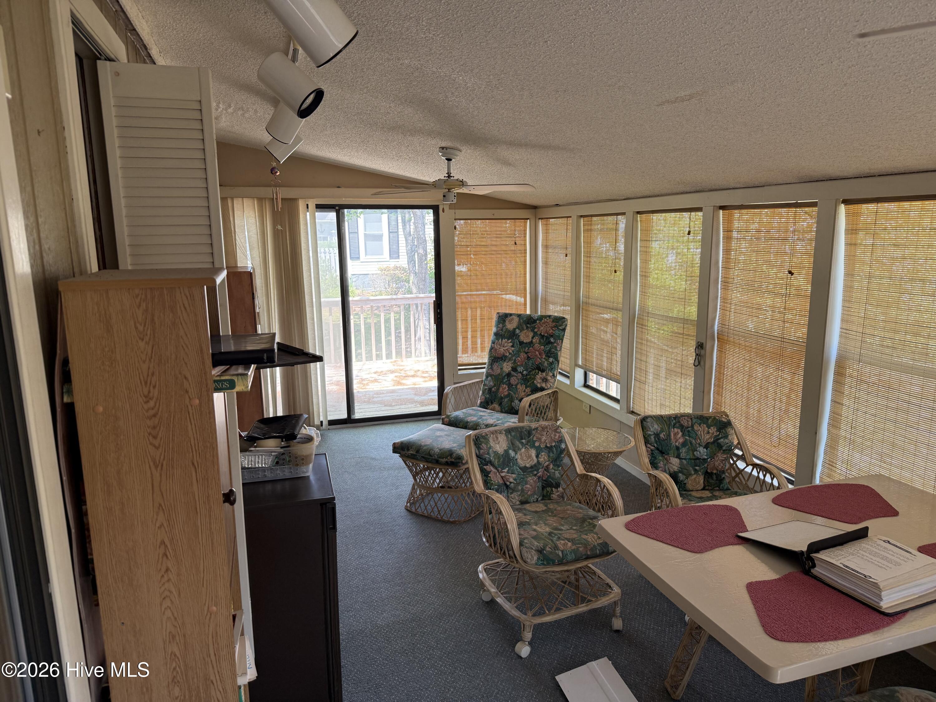 100532142 | Photo 35