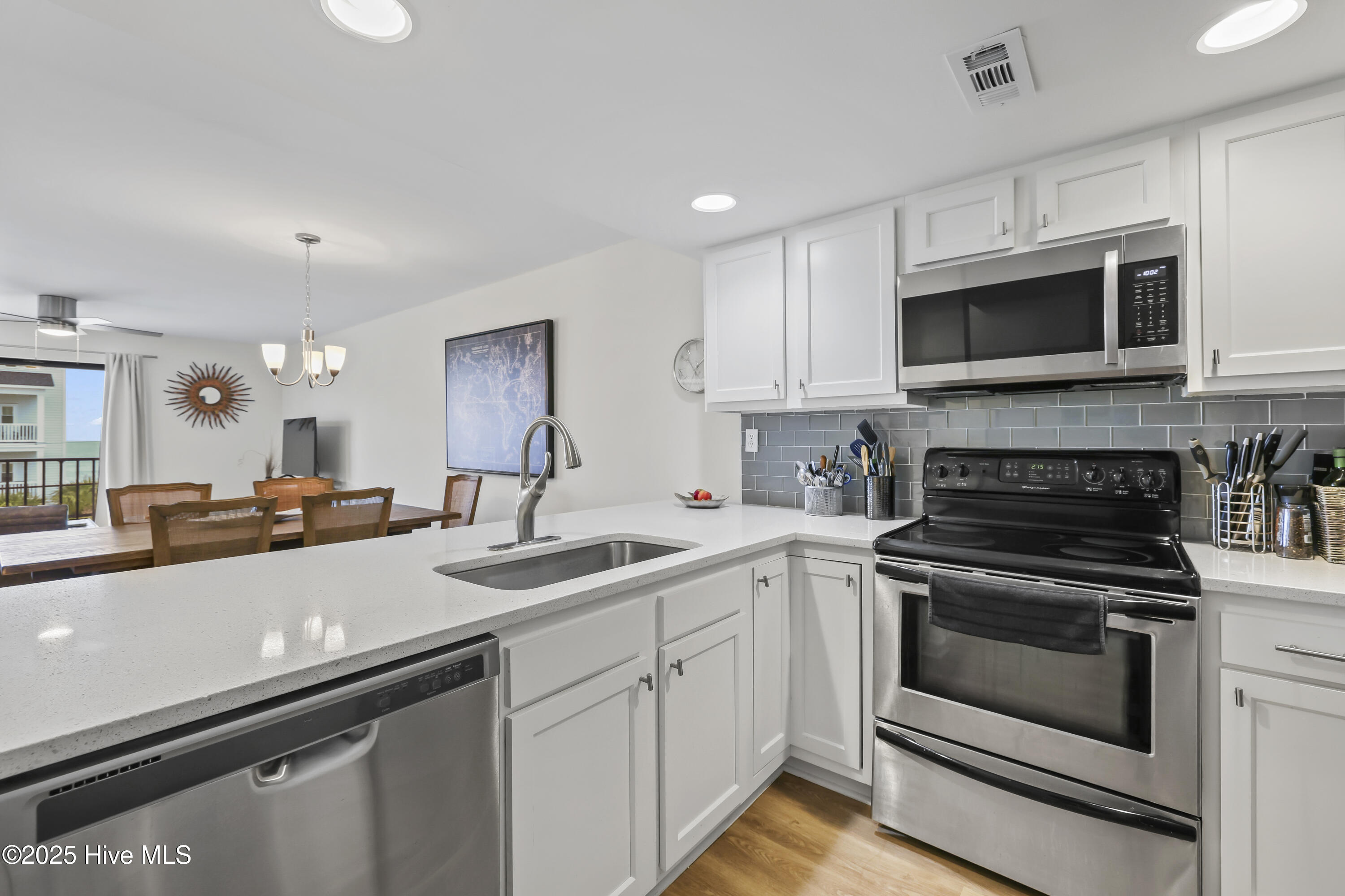 1518 S Lake Park Boulevard 2e, Carolina Beach, NC 28428 – photo 7: Photo Sep 15 2025, 14 17 27