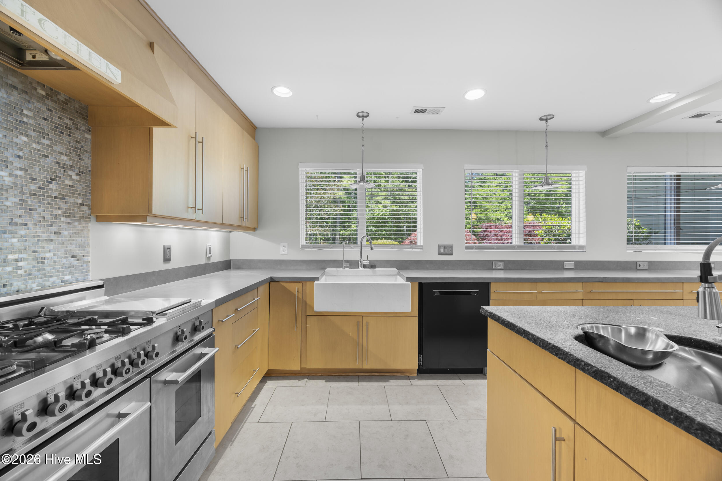 100569624 | Photo 14