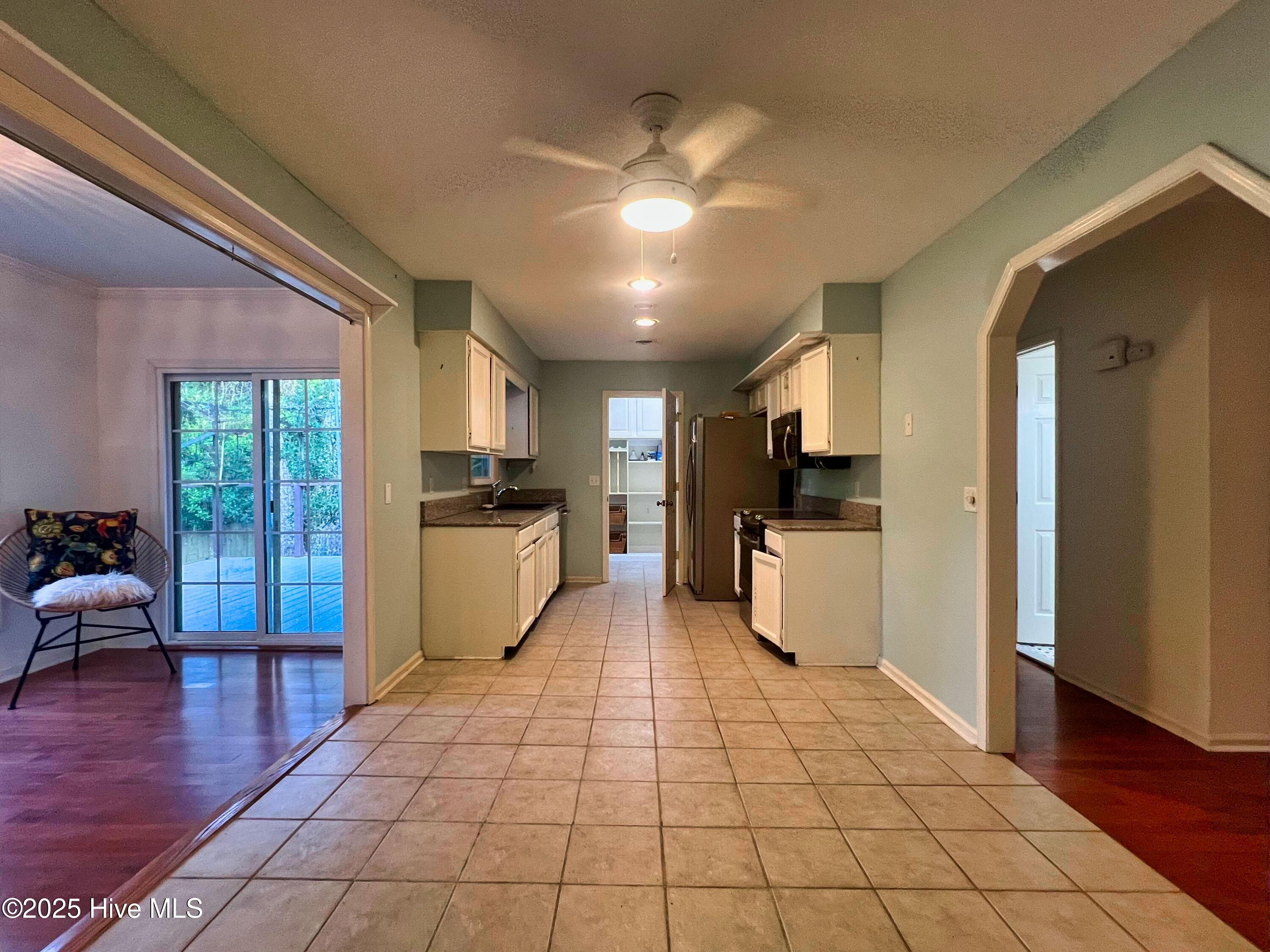 100521049 | Photo 14