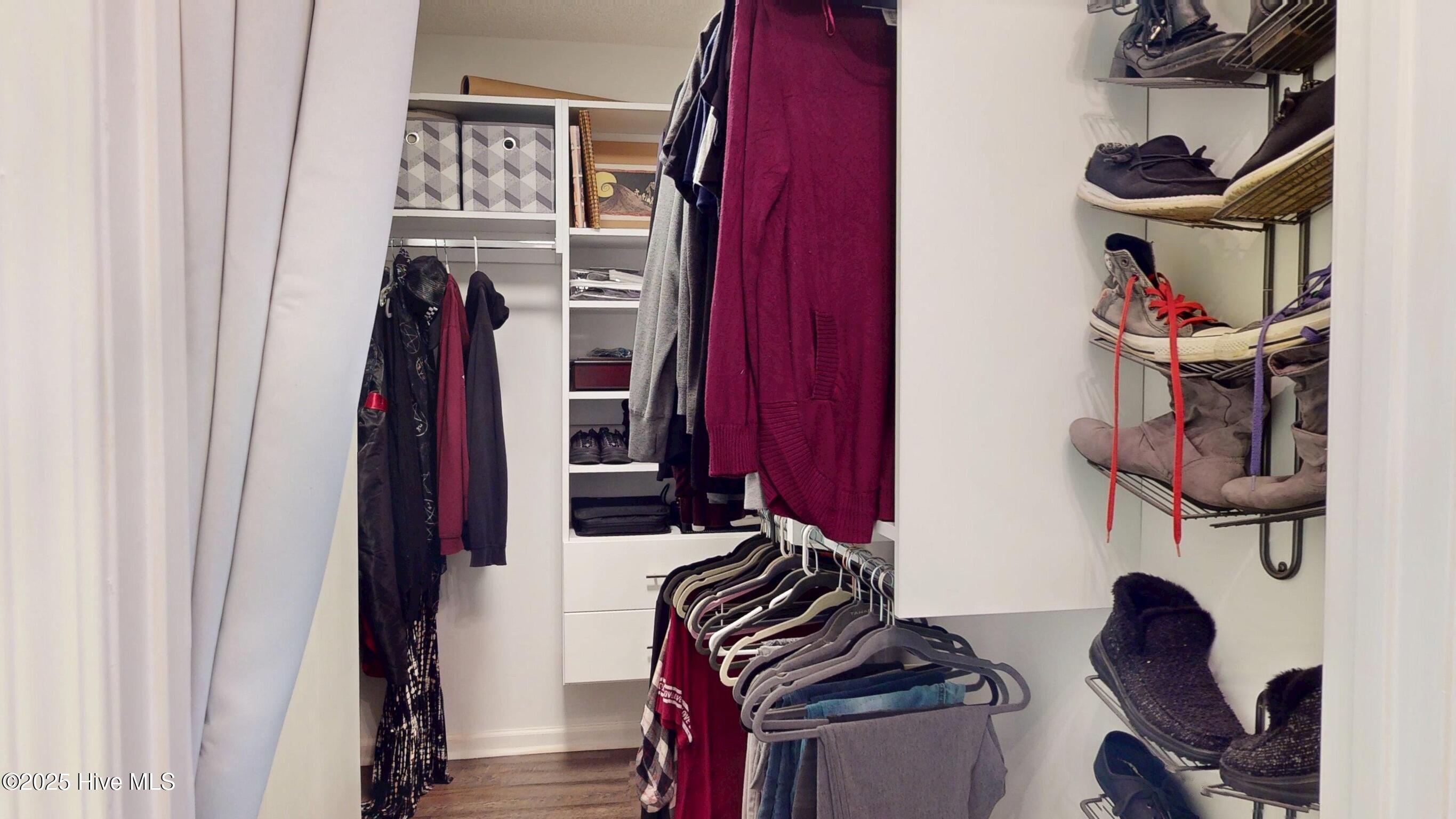 100542842 | Photo 24